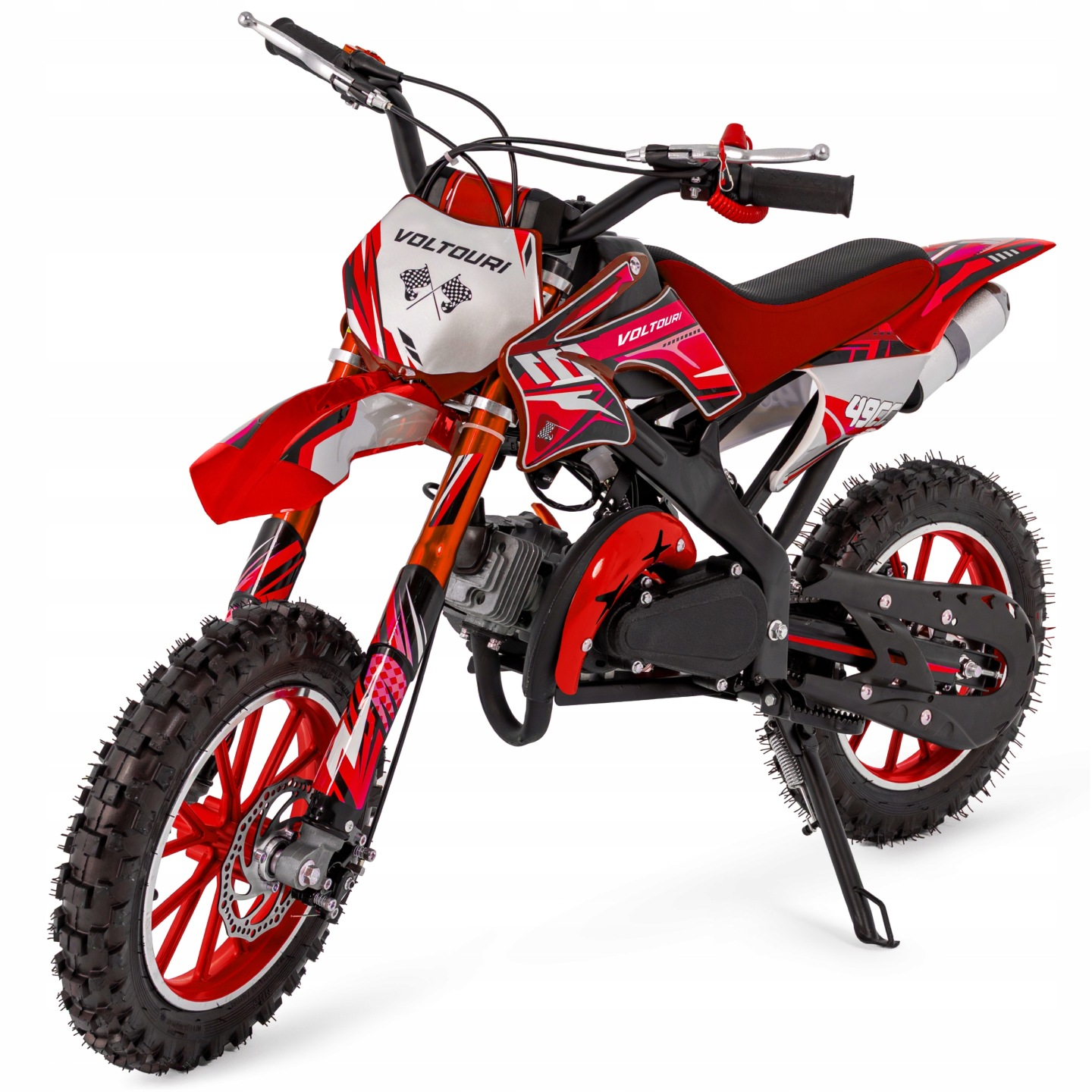 Czerwony i czarny minibike z naklejkami w szachownicę stoi na białym tle.