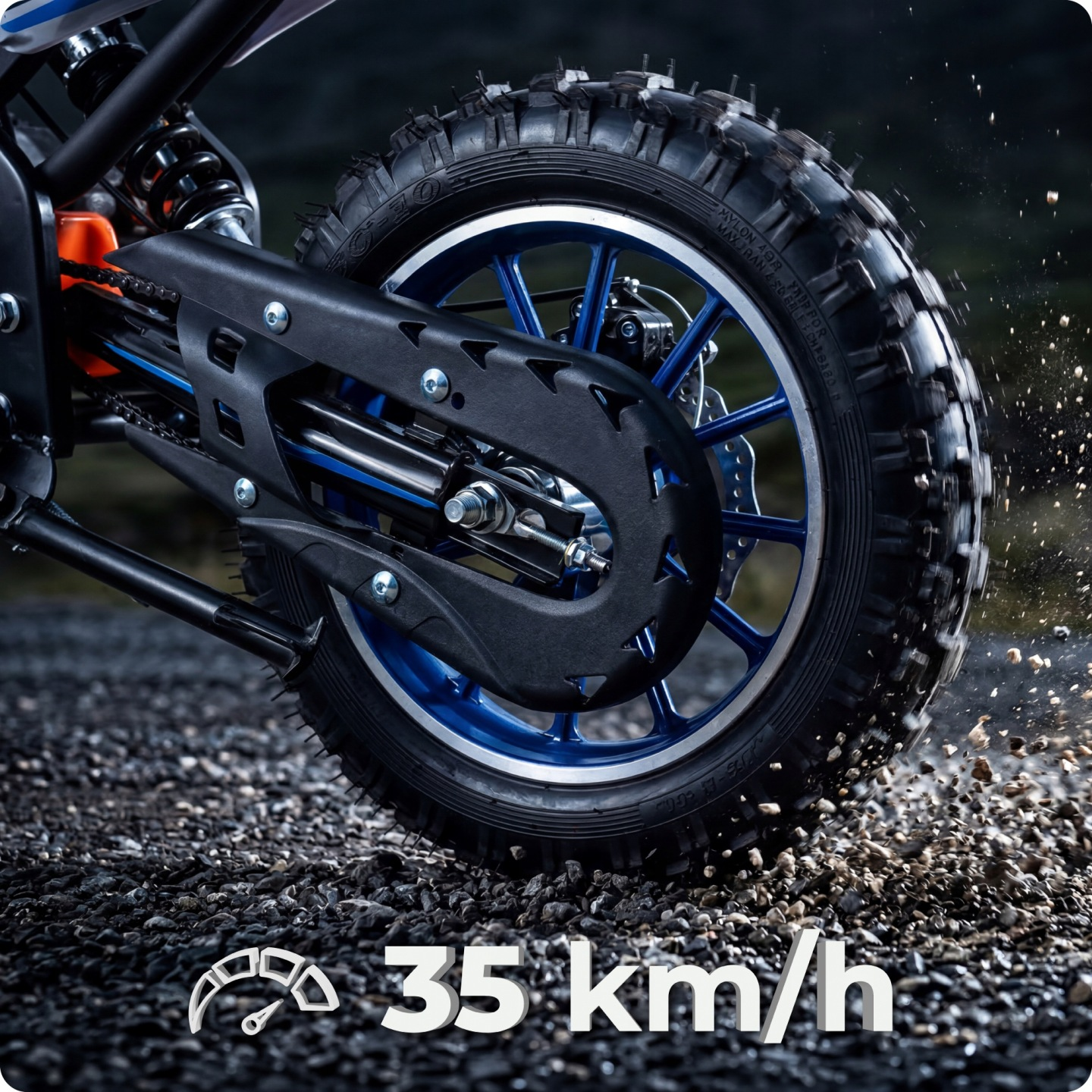 Zbliżenie koła motocykla typu dirt bike na żwirze, pokazujące 35 km/h.