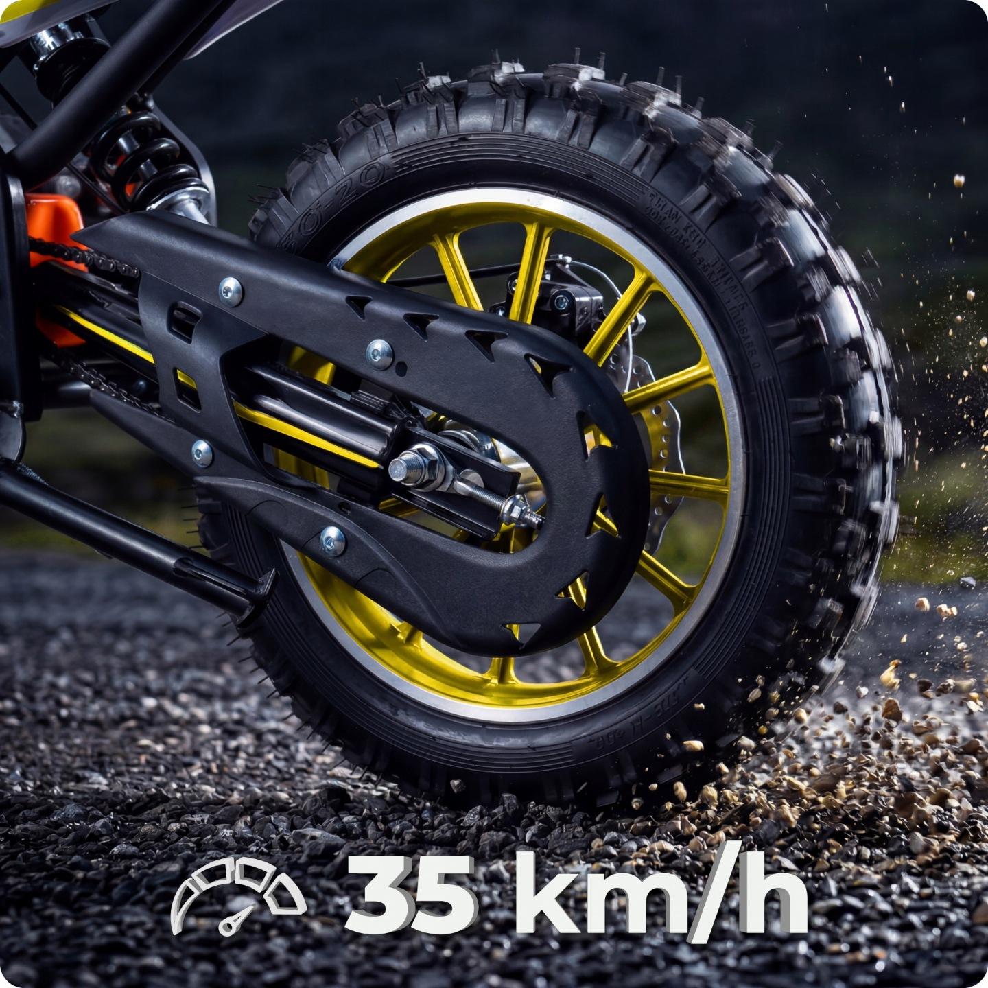 Zbliżenie tylnego koła motocykla jadącego 35 km/h po szutrze.