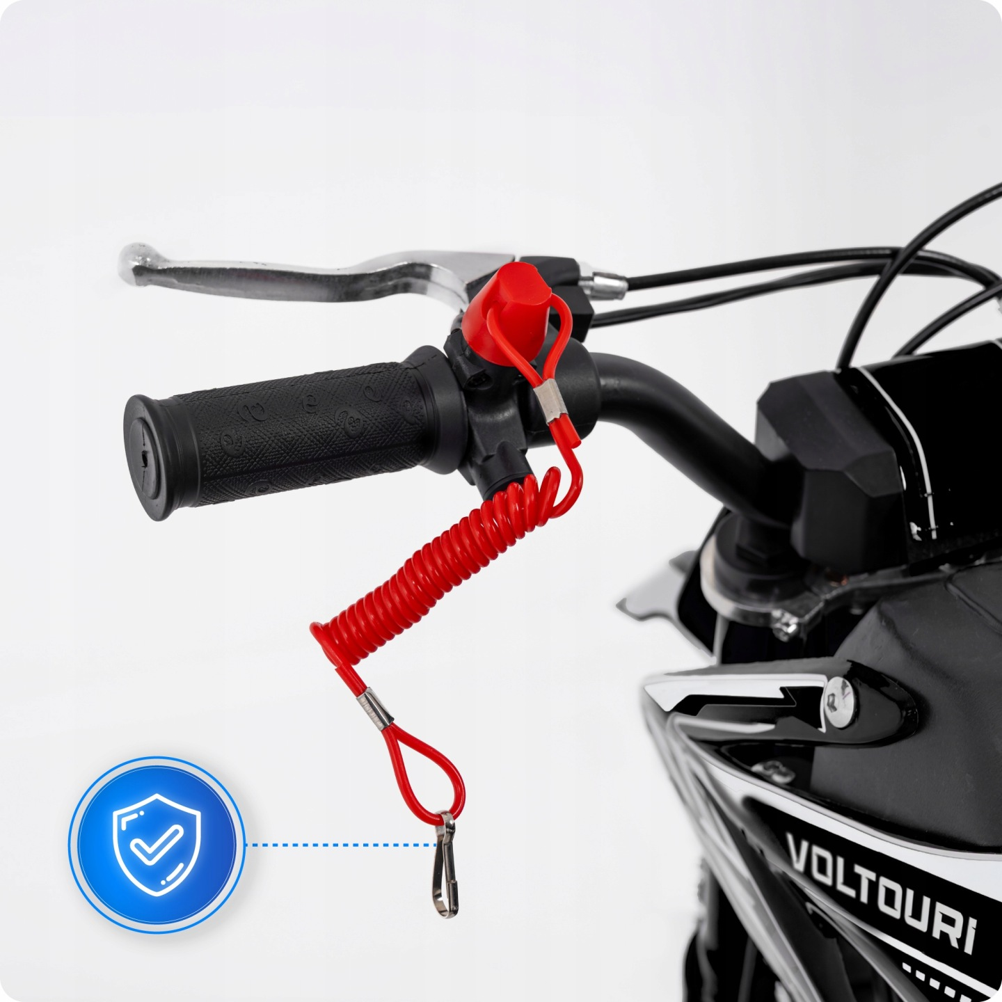 Kierownica motocykla z czerwonym przewodem wyłącznika awaryjnego, dźwignią hamulca i logo VOLTOURI.