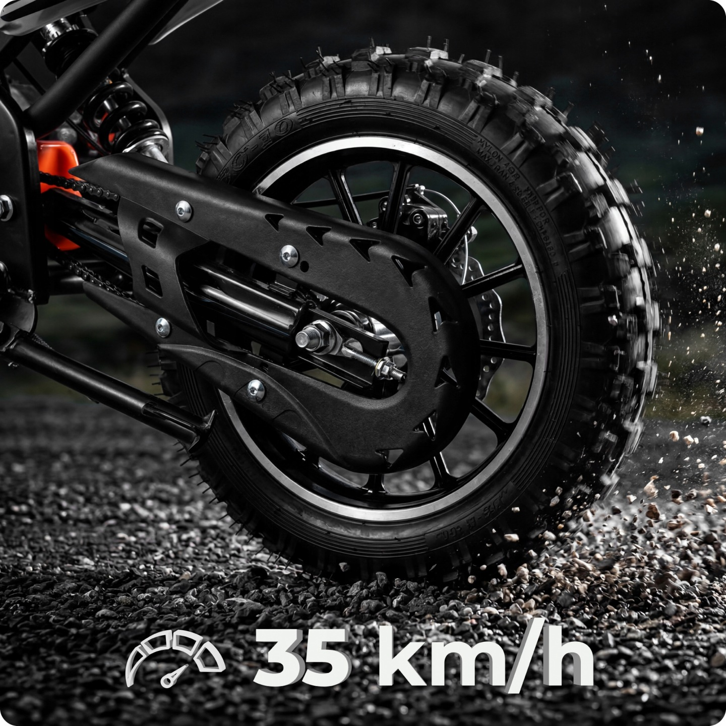 Zbliżenie tylnego koła motocykla na żwirze przy 35 km/h.