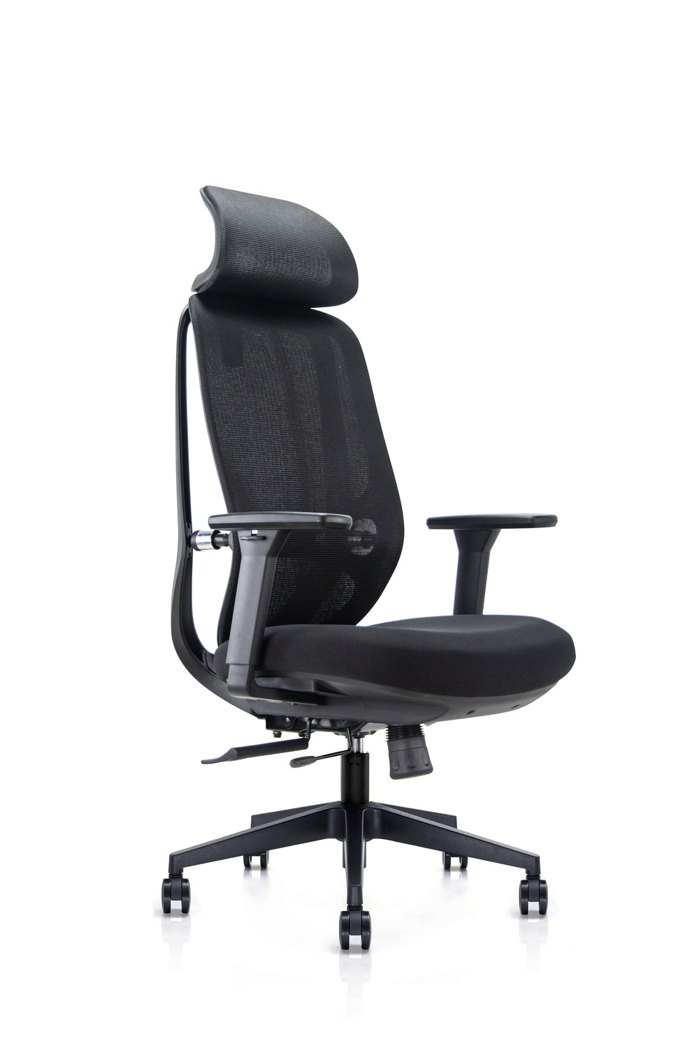 Czarny fotel biurowy z siatkowym oparciem, regulowanymi podłokietnikami i kółkami.