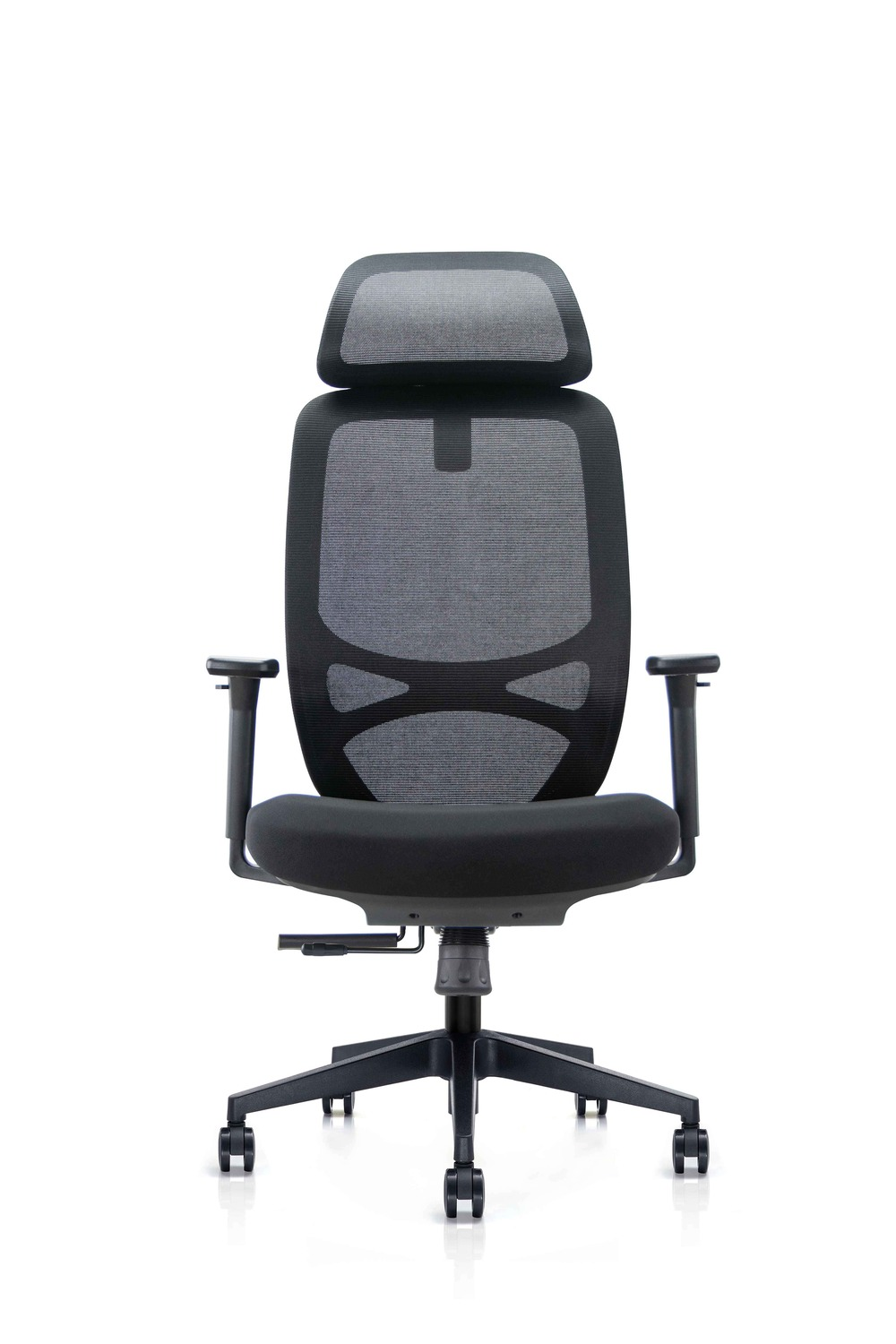 Czarny fotel biurowy z siatkowanym oparciem i zagłówkiem, na białym tle.