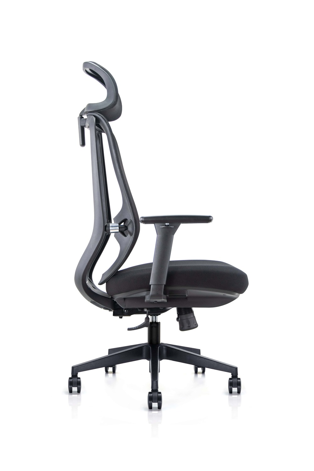 Czarny fotel biurowy z siatkowym oparciem i regulowanymi podłokietnikami na kółkach.