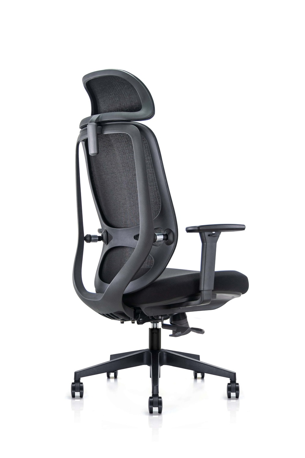 Czarny ergonomiczny fotel biurowy z siatkowym oparciem i regulowanym zagłówkiem.