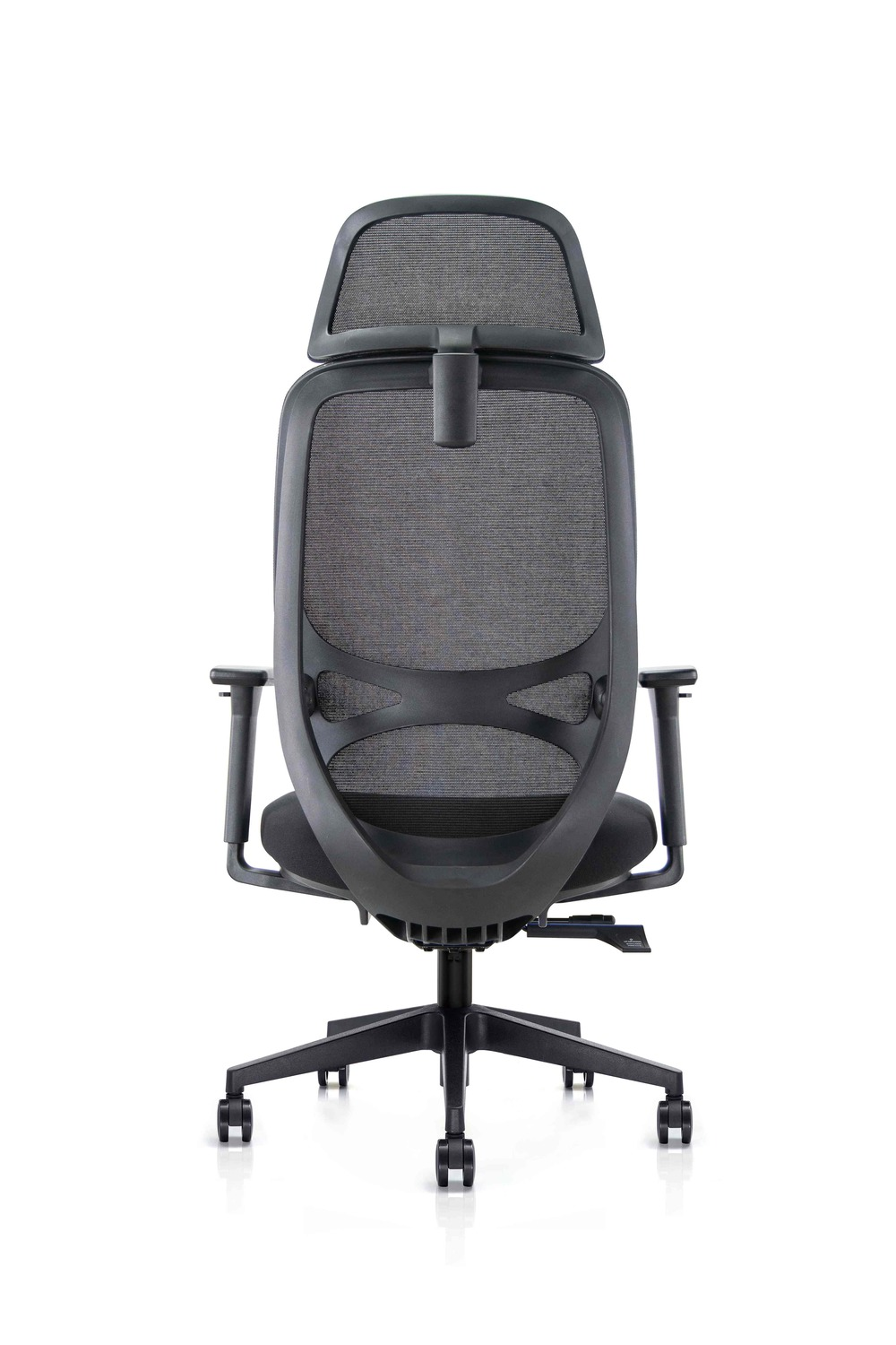 Widok z tyłu czarnego krzesła biurowego z siatki z zagłówkiem i kółkami.