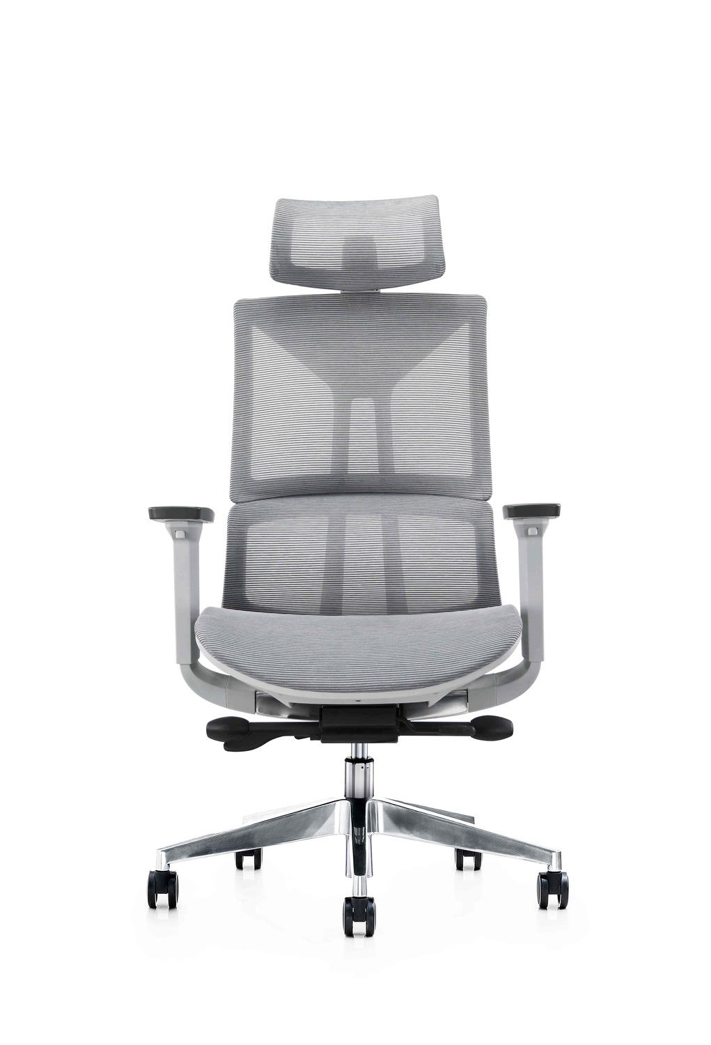 Szare krzesło biurowe z siatki z zagłówkiem, na białym tle.