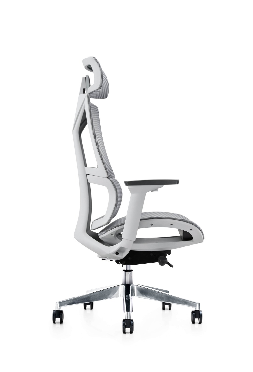 Białe krzesło biurowe z siatkowanym oparciem, regulowanym zagłówkiem i srebrną podstawą.