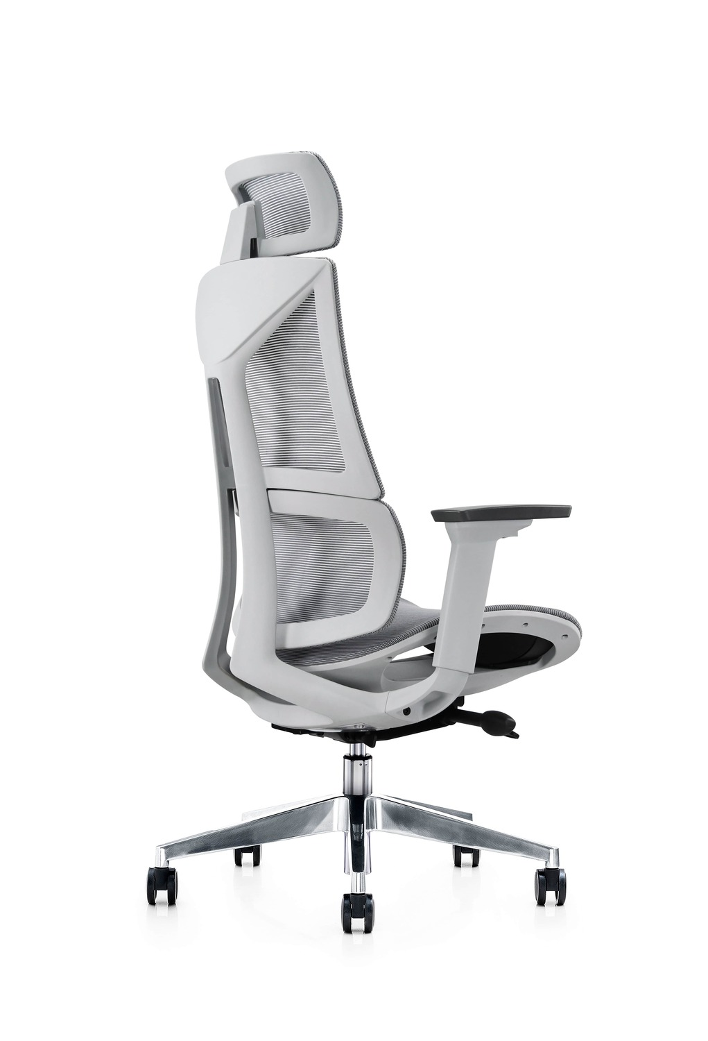 Nowoczesne białe krzesło biurowe z siatkowym oparciem, regulowanymi podłokietnikami, kółkami.