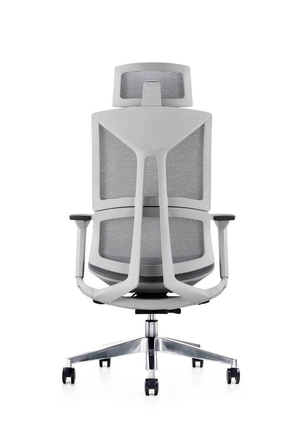 Widok z tyłu szarego krzesła biurowego z siatkowym oparciem.