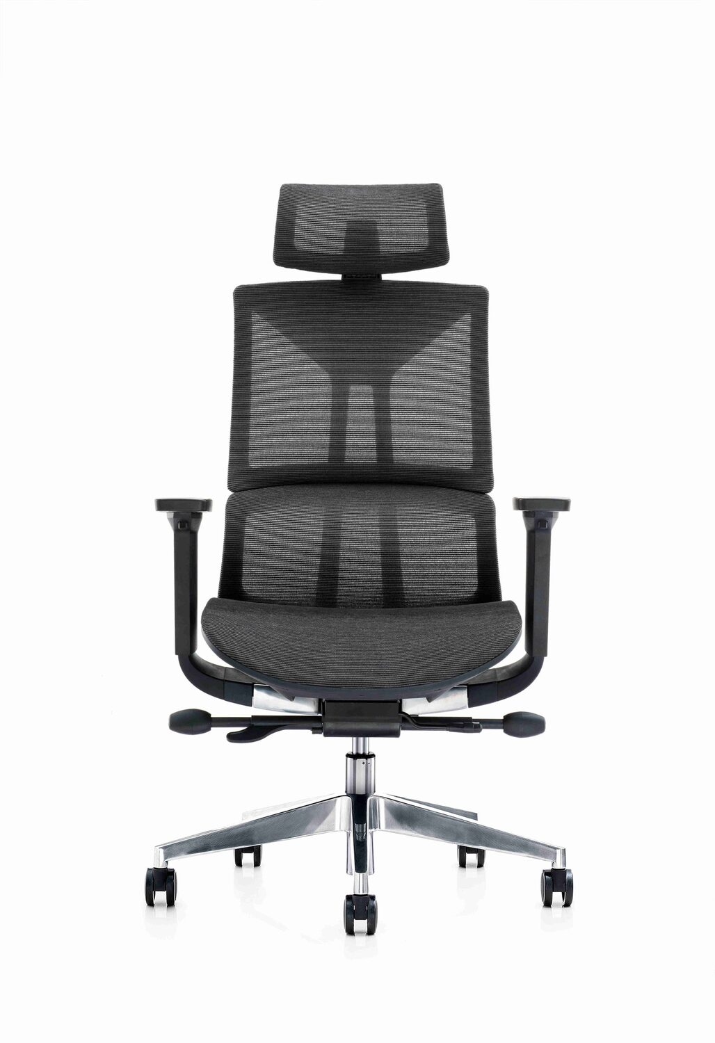 Czarny fotel biurowy z siatki z regulowanym zagłówkiem i srebrną podstawą.