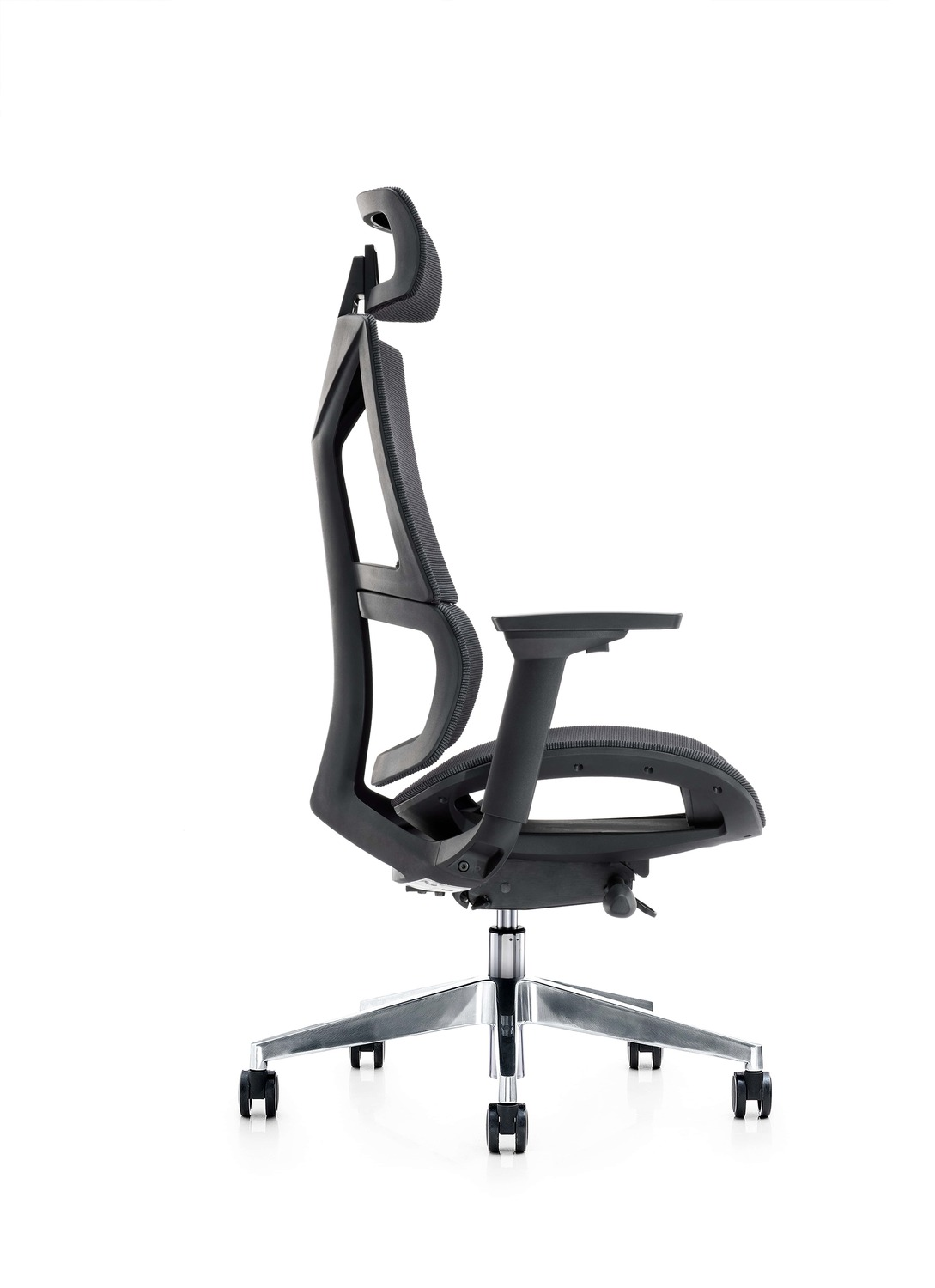 Czarny fotel biurowy z siatkowym oparciem i regulowanym zagłówkiem.