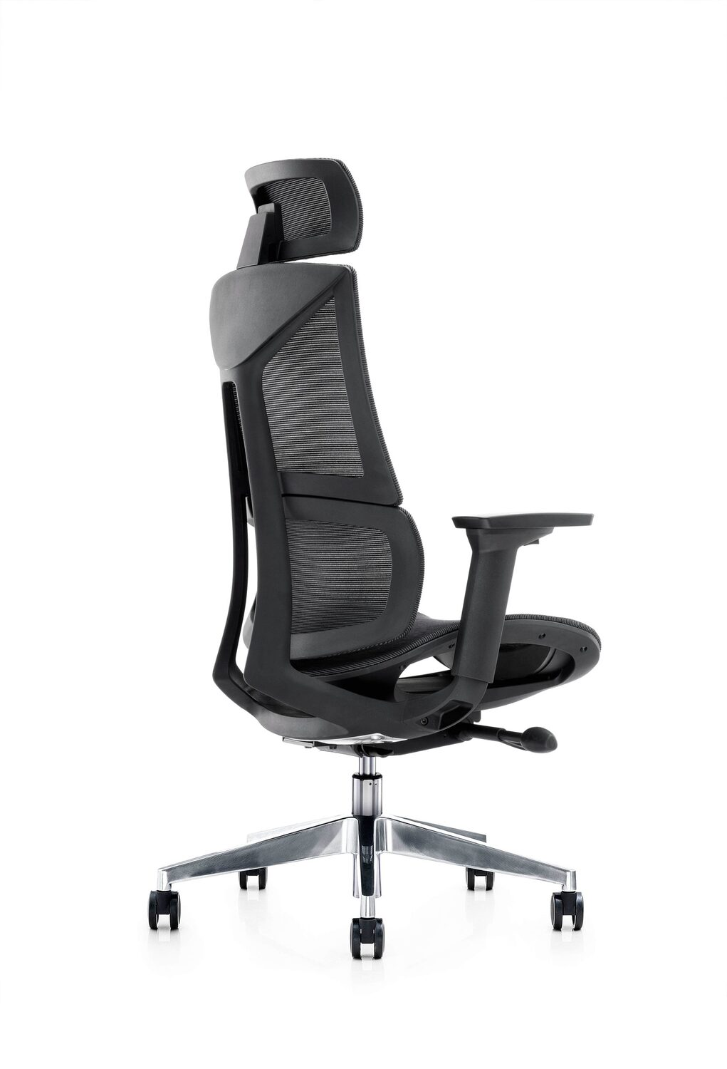 Czarny fotel biurowy z siatkowym oparciem i zagłówkiem na srebrnej podstawie.