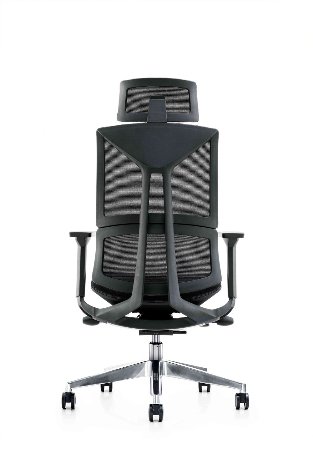 Widok z tyłu czarnego krzesła biurowego z siatkowym oparciem i zagłówkiem, na kółkach.