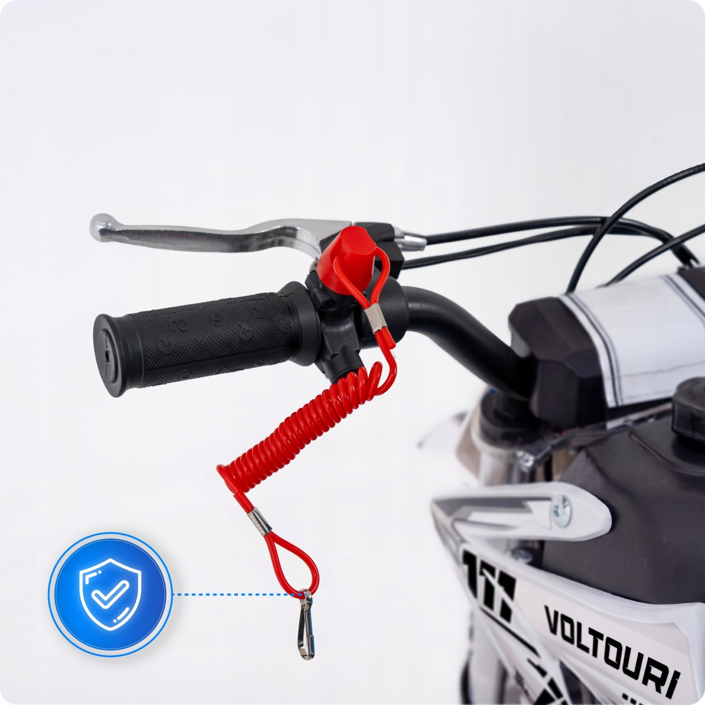 Kierownica motocykla z czerwonym przewodem wyłącznika awaryjnego, manetką gazu.