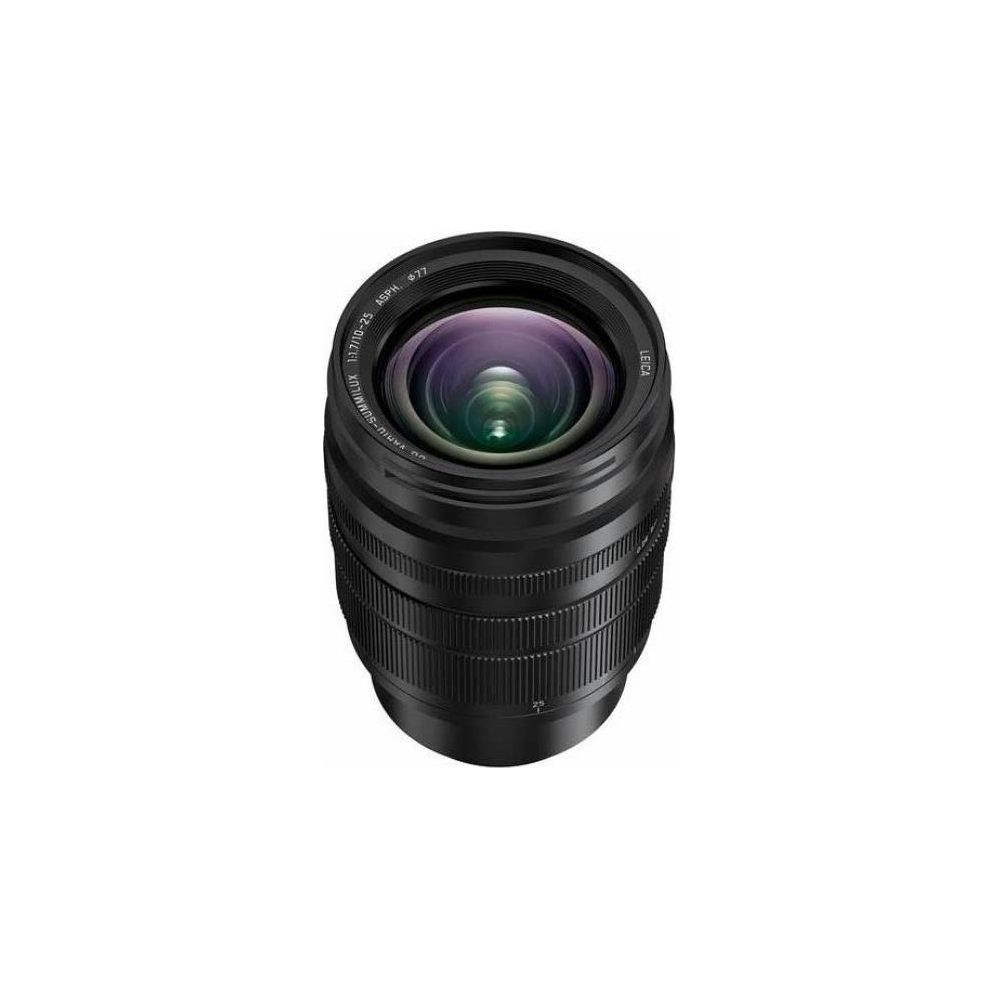 Czarny obiektyw aparatu z pierścieniem zoomu i pierścieniem ostrości. Napis: LEICA.