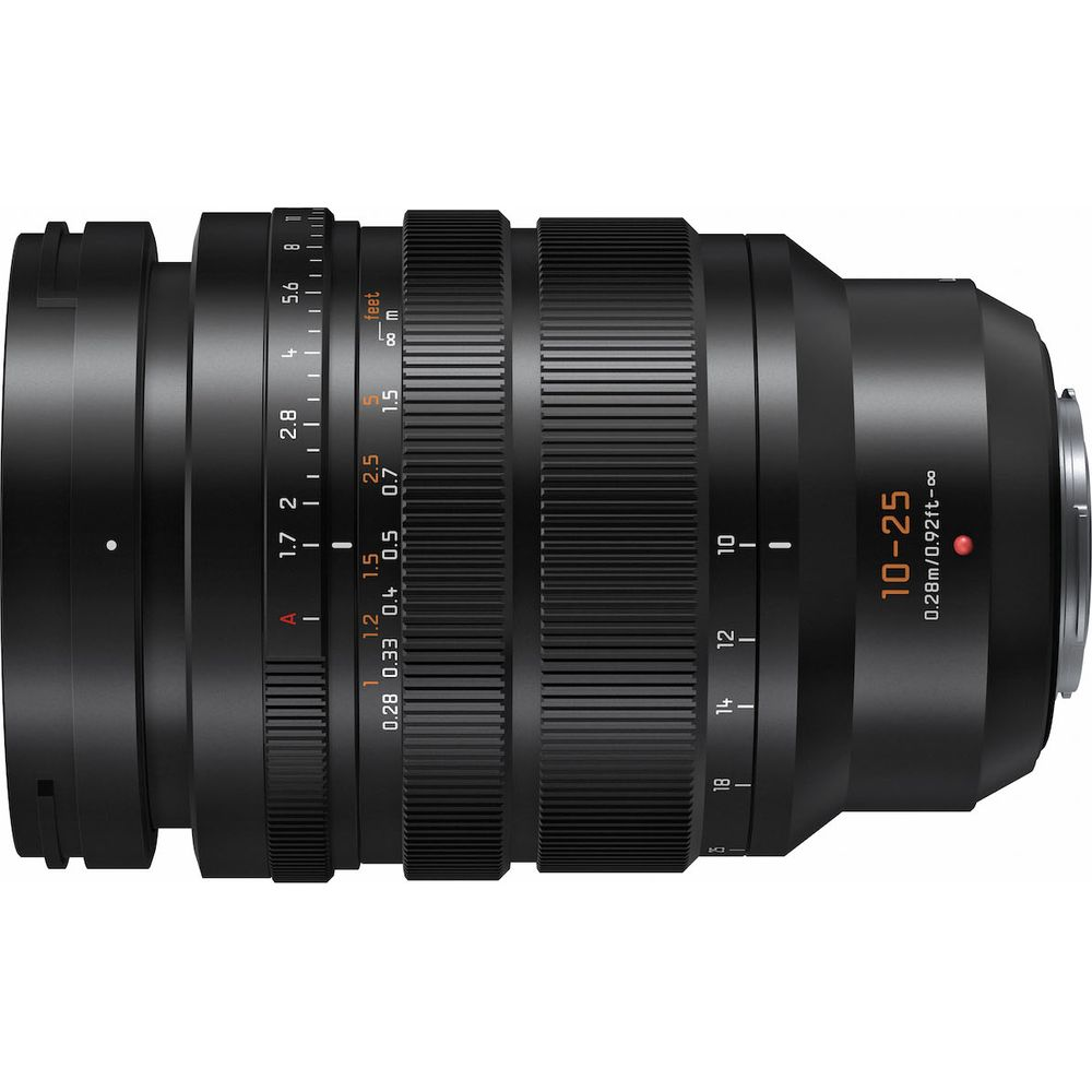 Czarny obiektyw aparatu z pierścieniami ostrości i przysłony i białymi oznaczeniami.