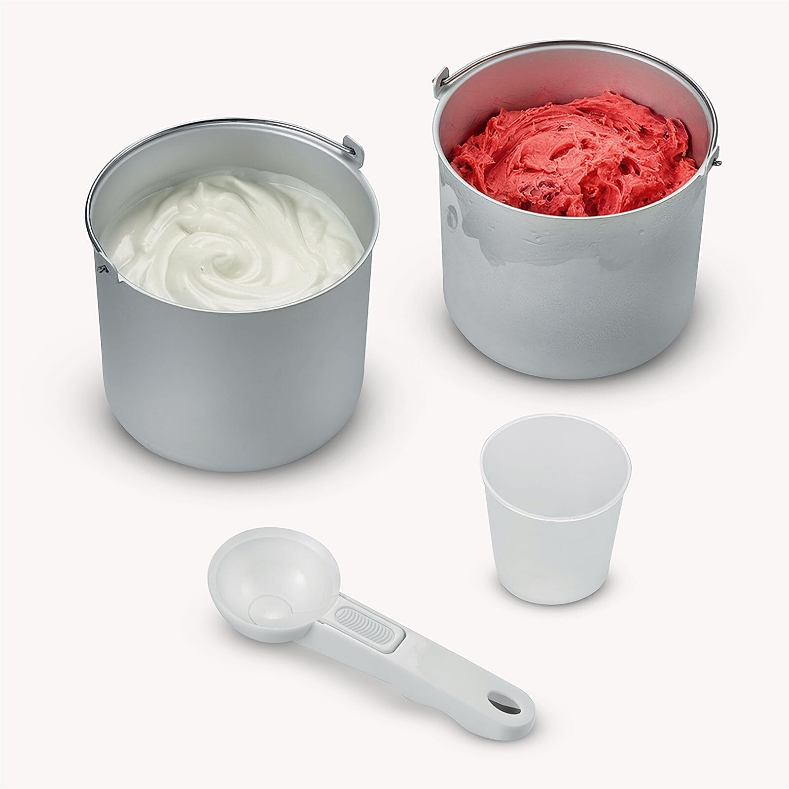 Dwa pojemniki z lodami: białe i czerwone. Obok łyżka i kubek.