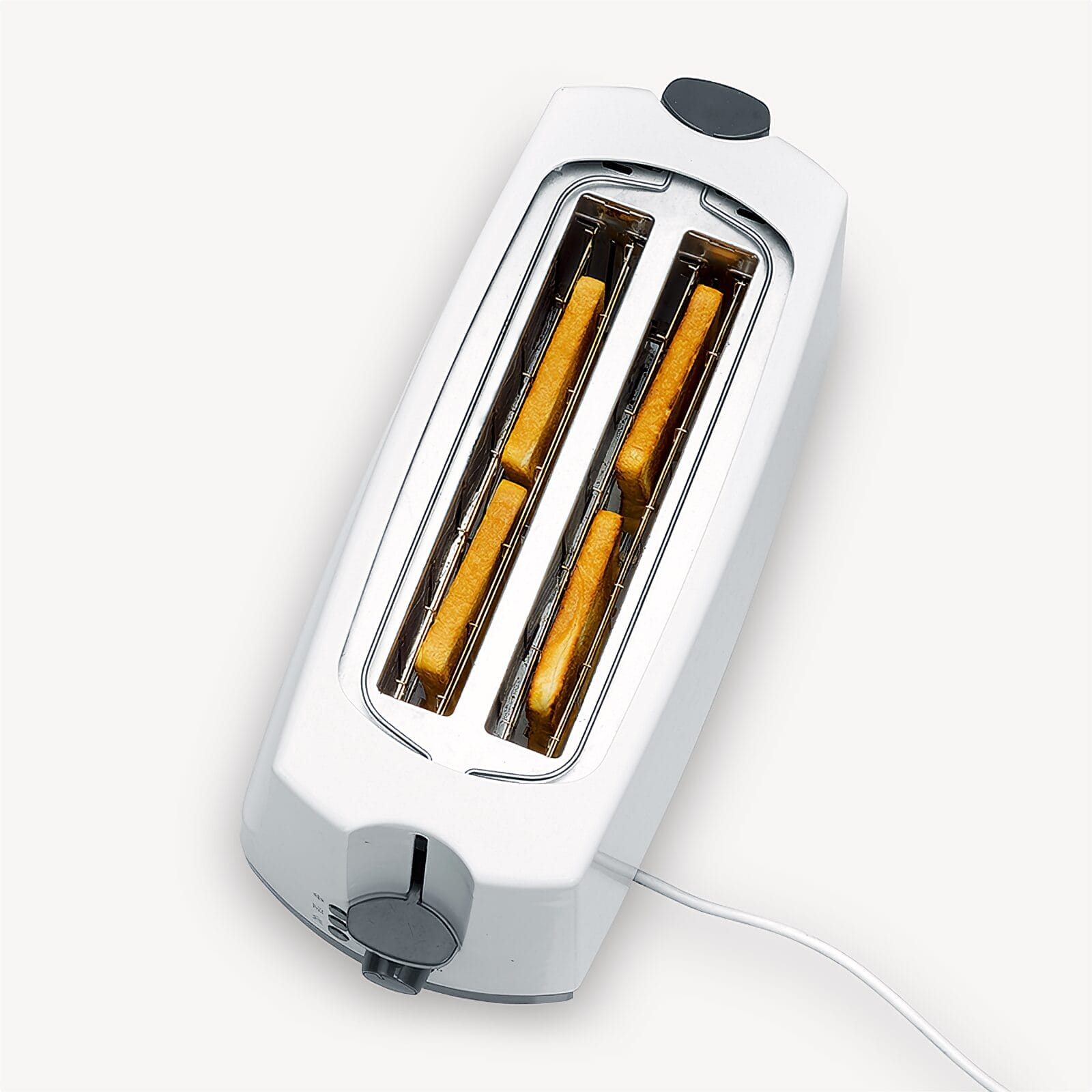 Biała tostarka z czterema złotymi kromkami tostów w środku.