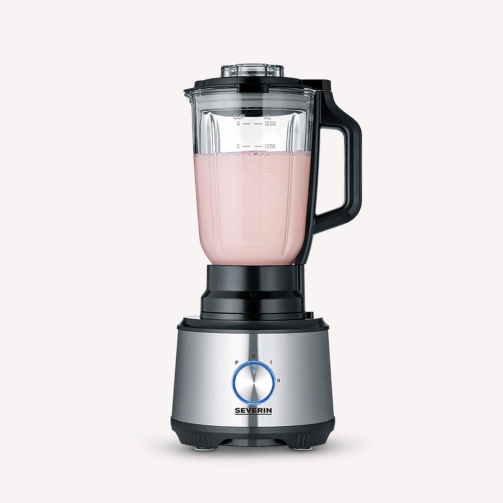 Een zilveren blender met zwart handvat en een kan vol roze vloeistof.