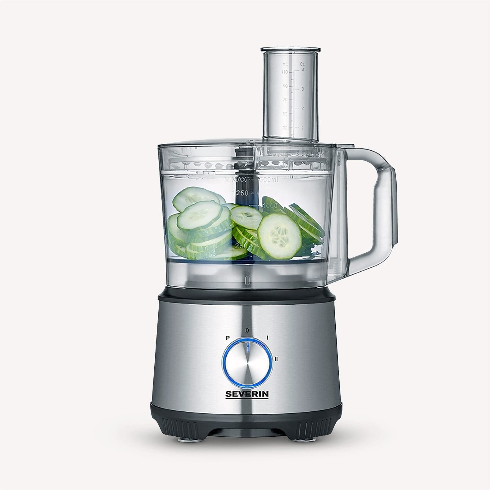 Een zilveren keukenmachine met een glazen kom gevuld met plakjes komkommer.