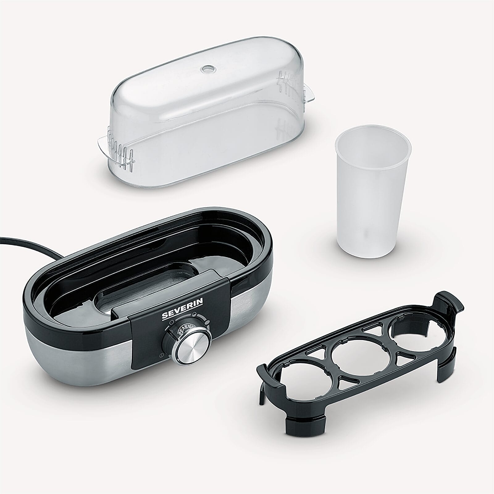 Urządzenie do gotowania jajek z pokrywką, miarką i uchwytem na jajka na białym tle.