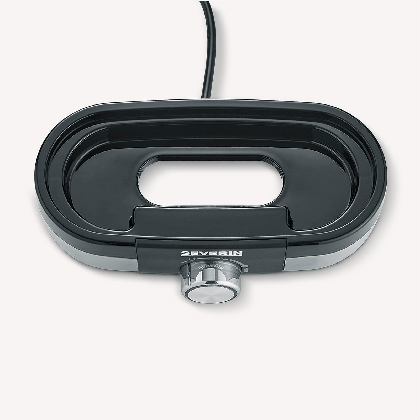 Owalny, czarny grill kontaktowy Severin ze srebrnym pokrętłem.