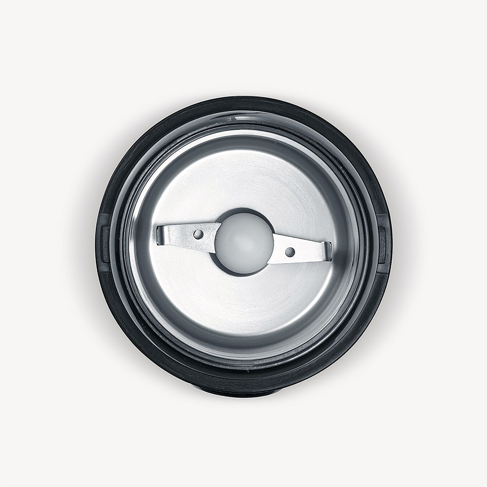 Zbliżenie ostrza młynka do kawy z białą kulką pośrodku.