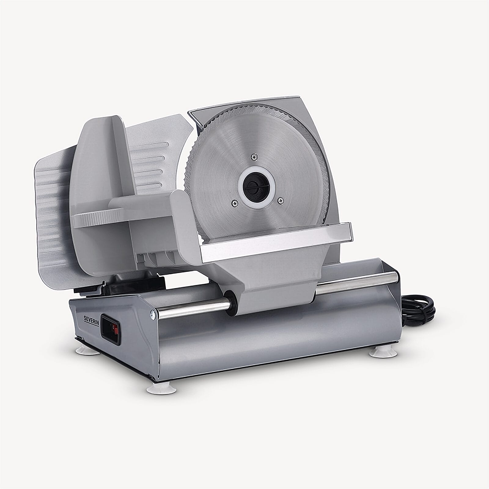 Szara krajalnica elektryczna z metalowym ostrzem i wózkiem, na białym tle.