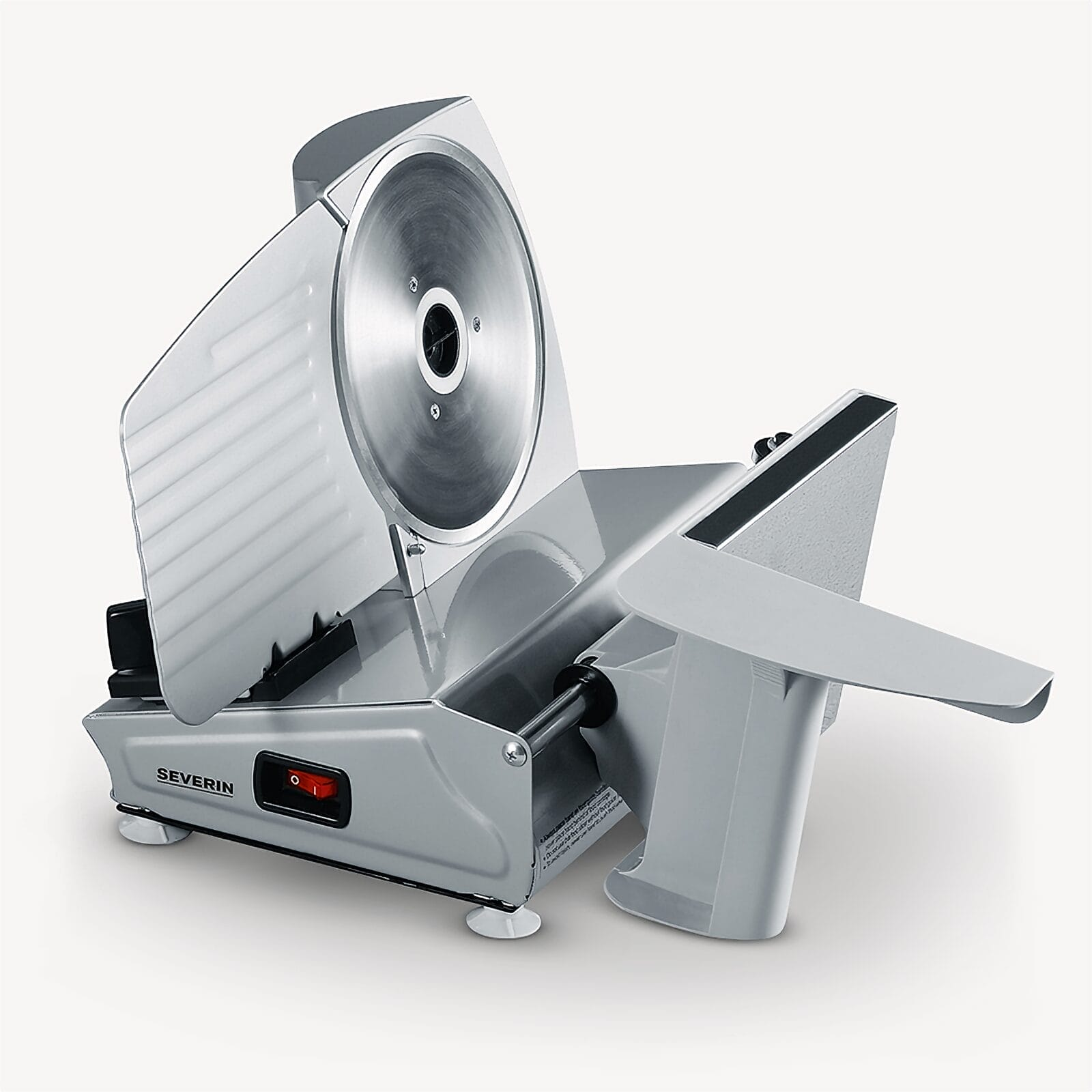 Srebrna krajalnica elektryczna Severin z czerwonym przełącznikiem i polerowanym ostrzem.