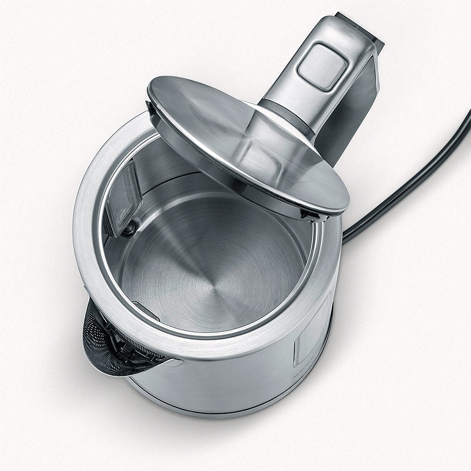 Srebrny czajnik elektryczny z otwartą pokrywą na białym tle.