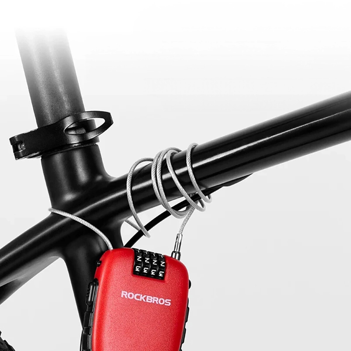 Rotes Zahlenschloss von ROCKBROS an einem Fahrradrahmen mit einem silbernen Kabel.