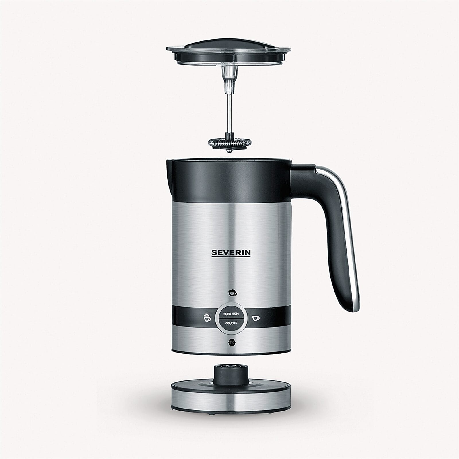 Srebrna spieniacz do mleka z czarną pokrywką i rączką, na białym tle.