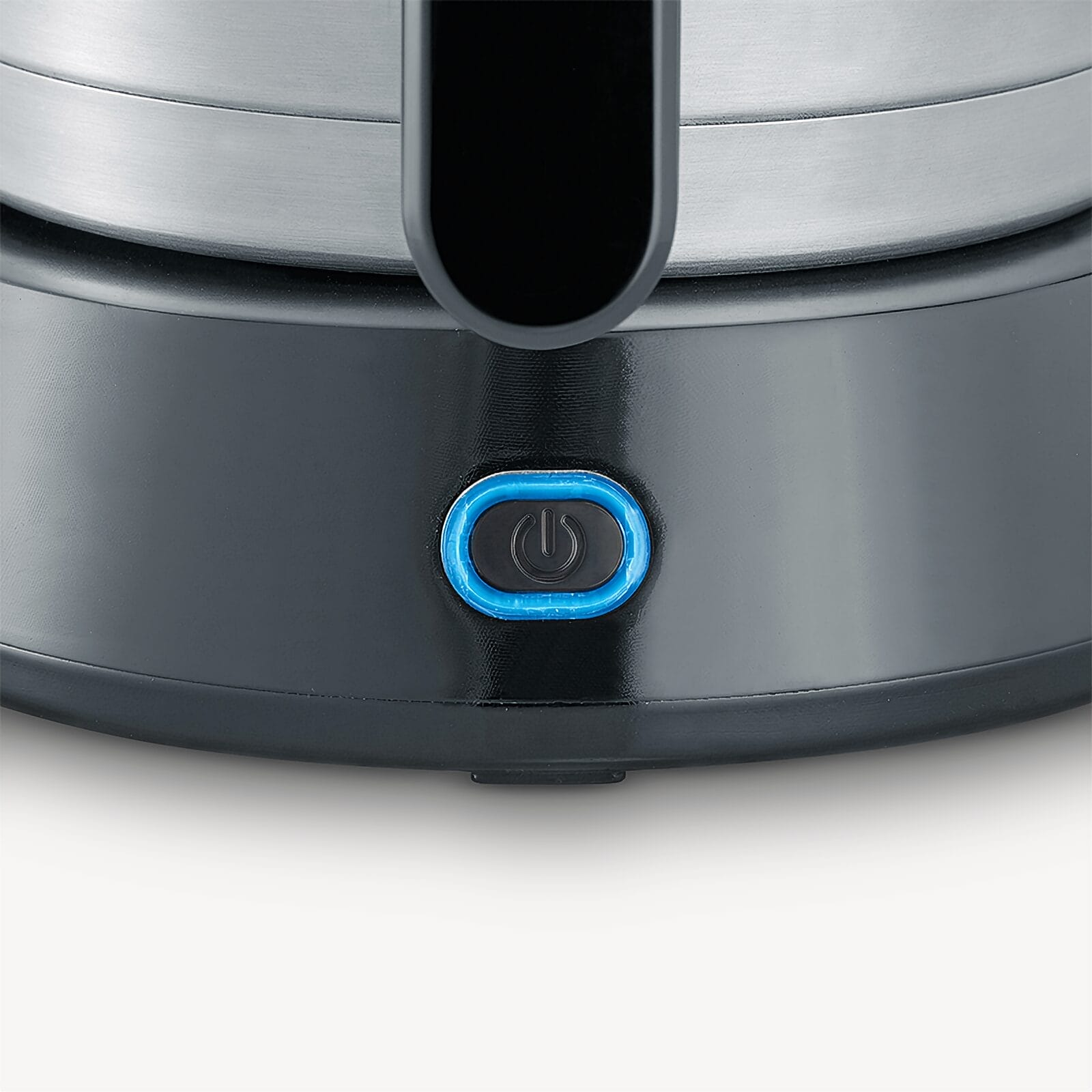 Przycisk zasilania z niebieskim podświetleniem na podstawie czajnika.