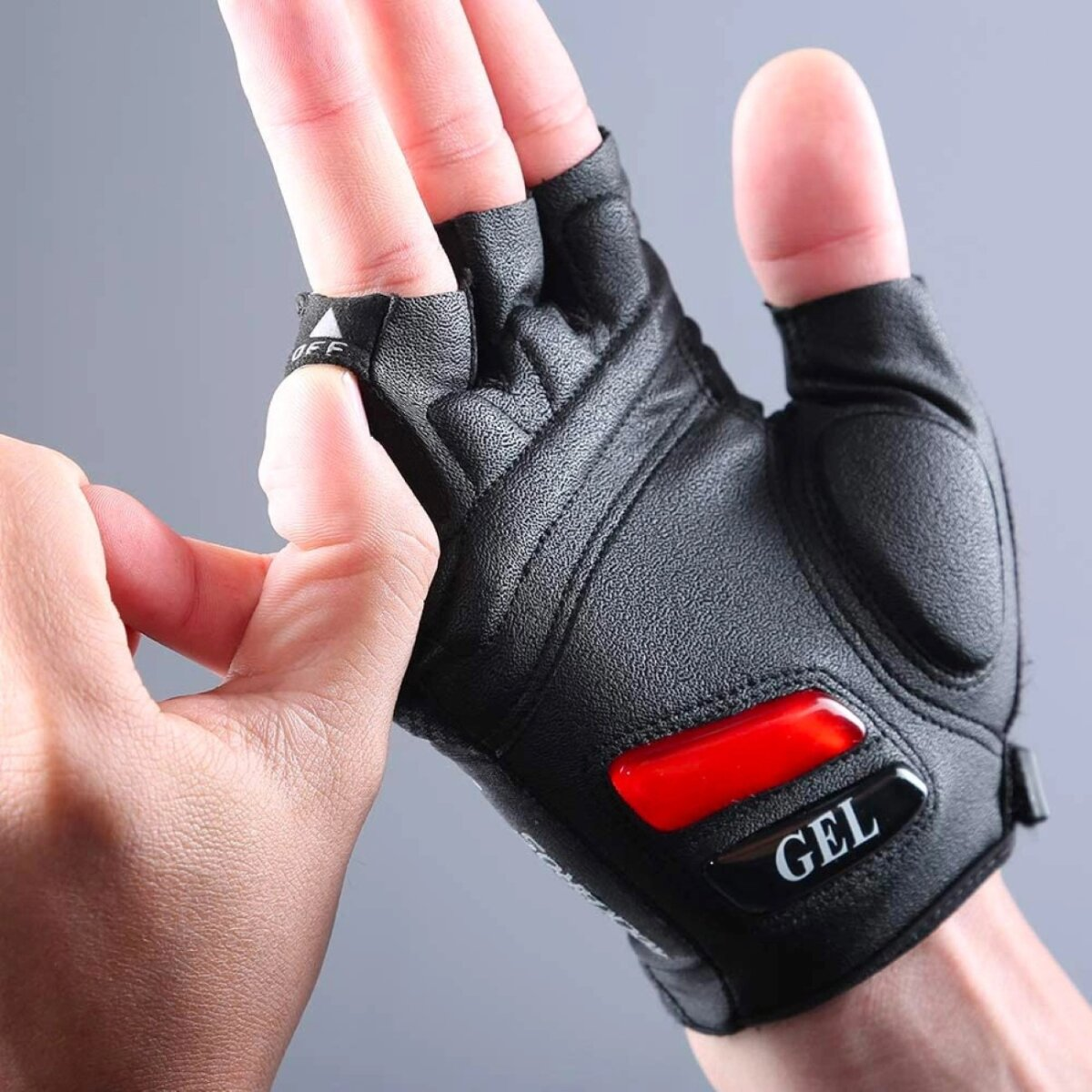 Schwarze fingerlose Handschuhe mit roten Gel-Polstern und dem Wort GEL.
