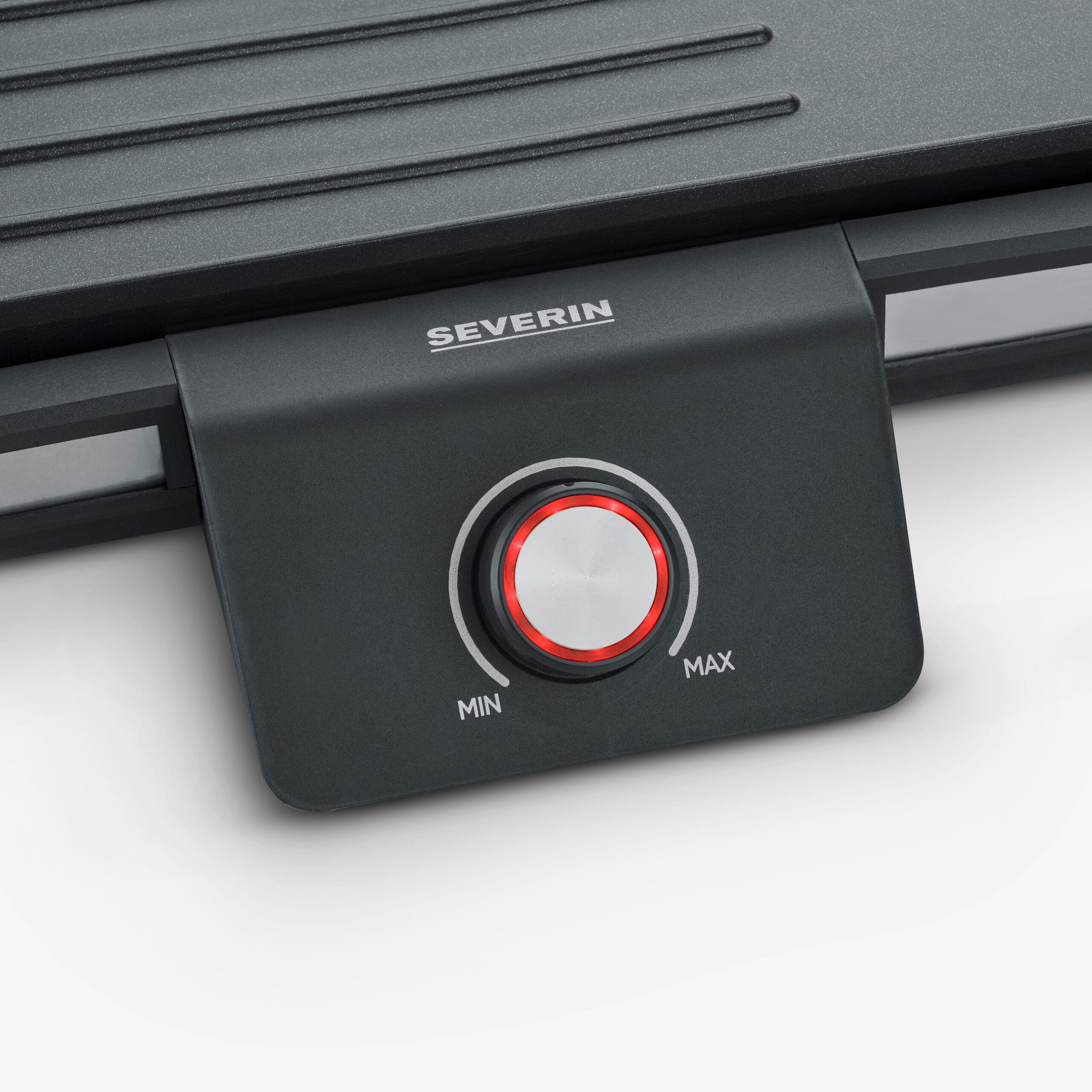 Zbliżenie czarnego grilla Severin z pokrętłem regulacji.