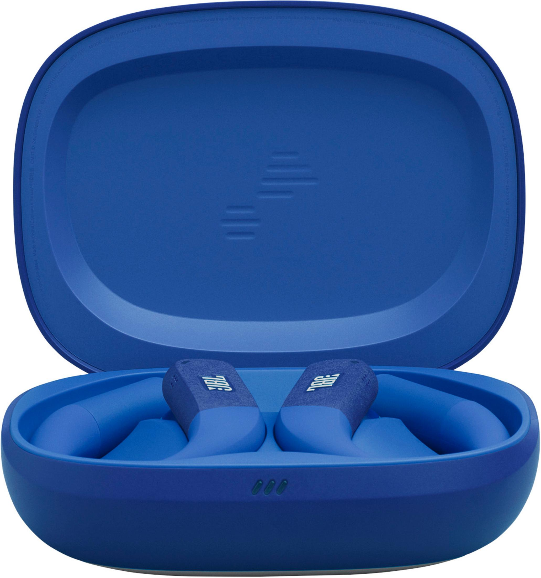 Niebieskie słuchawki w etui ładującym. Logo JBL na słuchawkach.