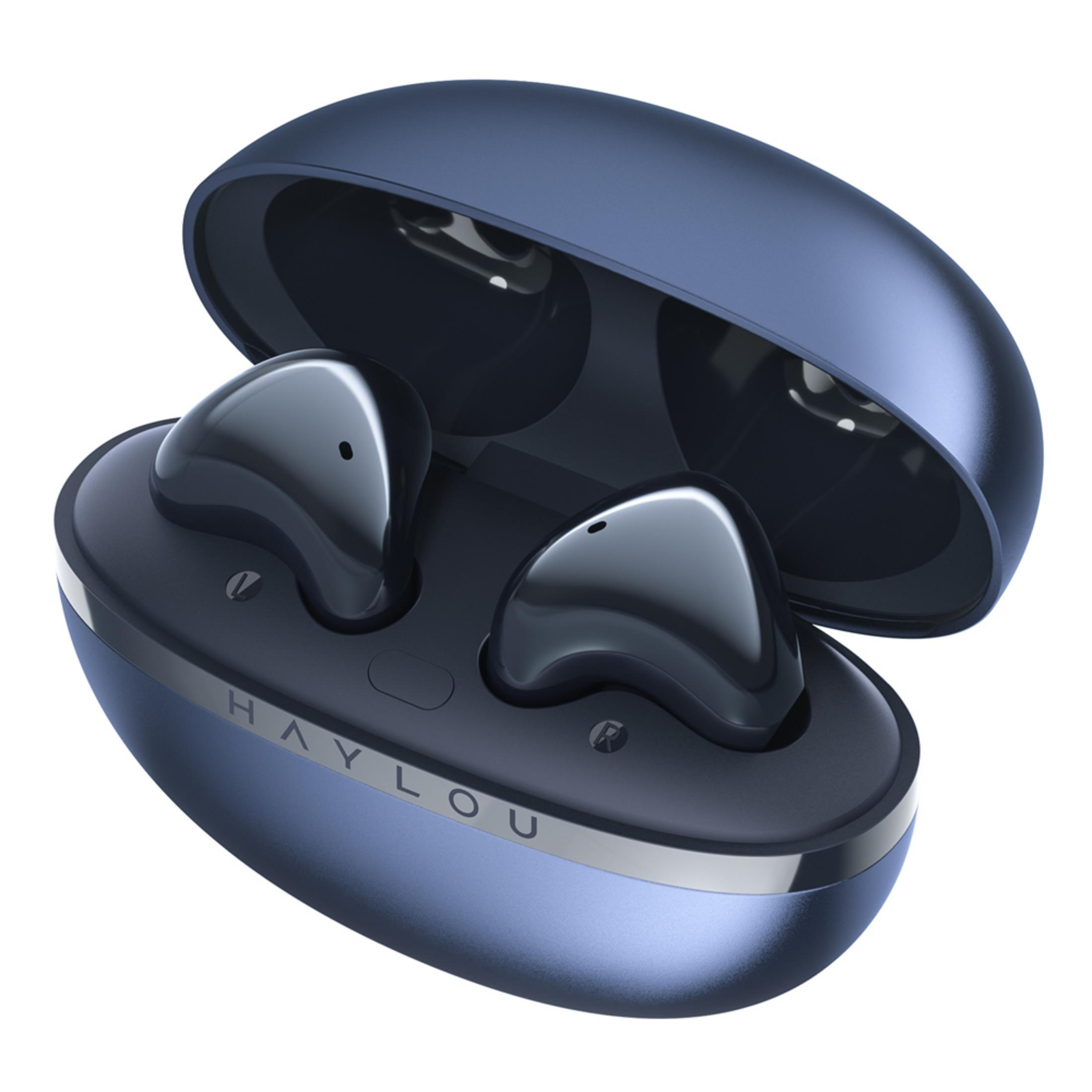 Auricolari wireless blu scuro in un caricabatterie aperto su sfondo bianco.