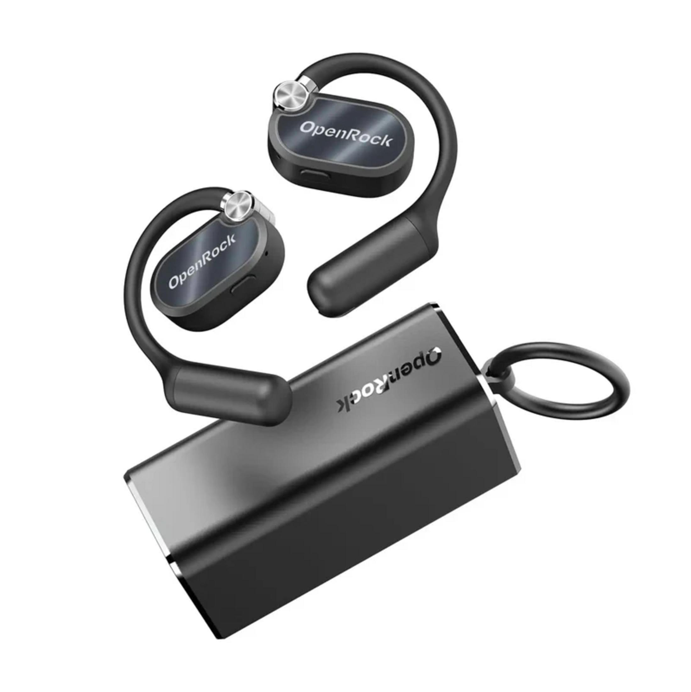 Zwarte OpenRock headset en oplaadcase met zilveren accenten op witte achtergrond.