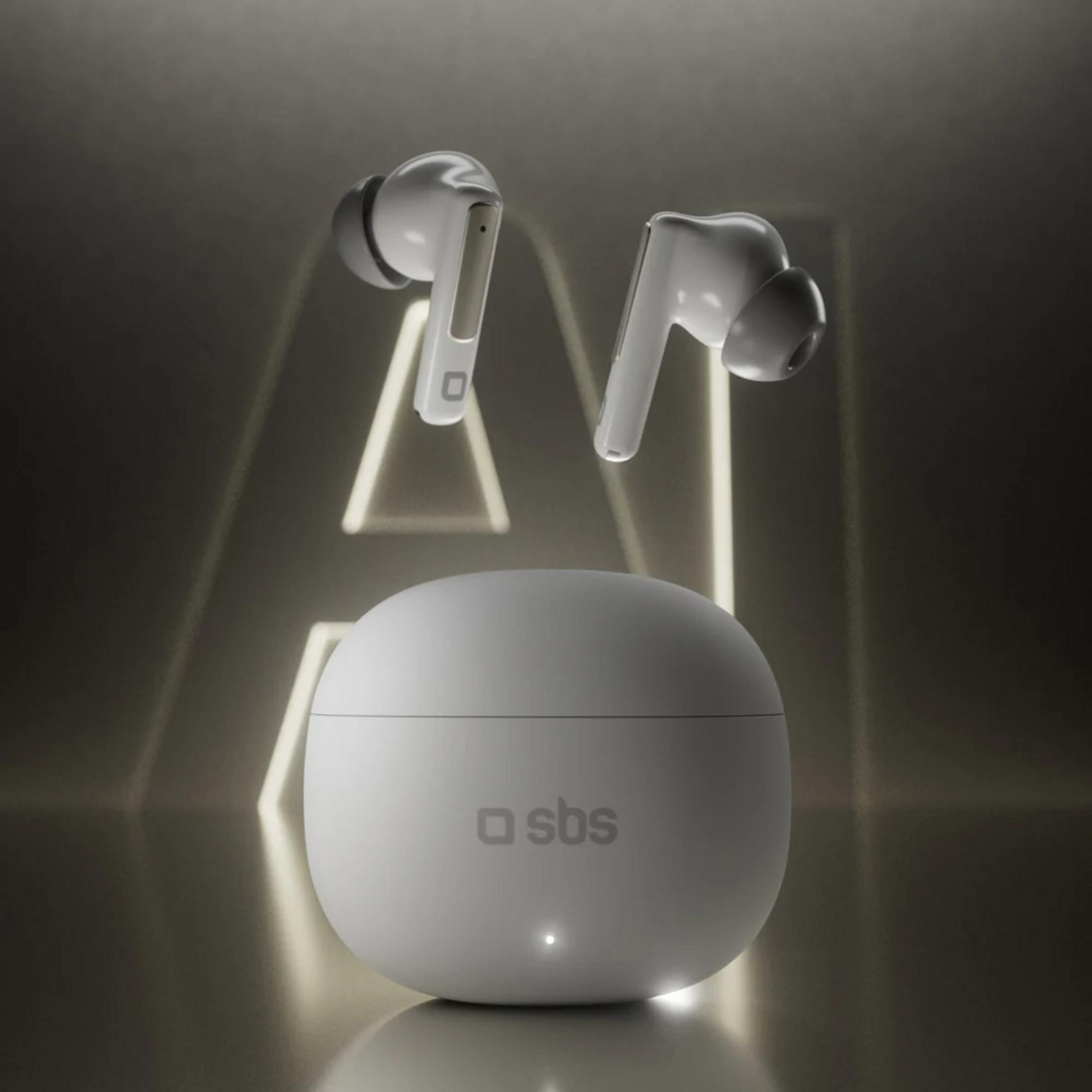 Auricolari bianchi fluttuano sopra un case di ricarica bianco con logo SBS. Luce al neon.