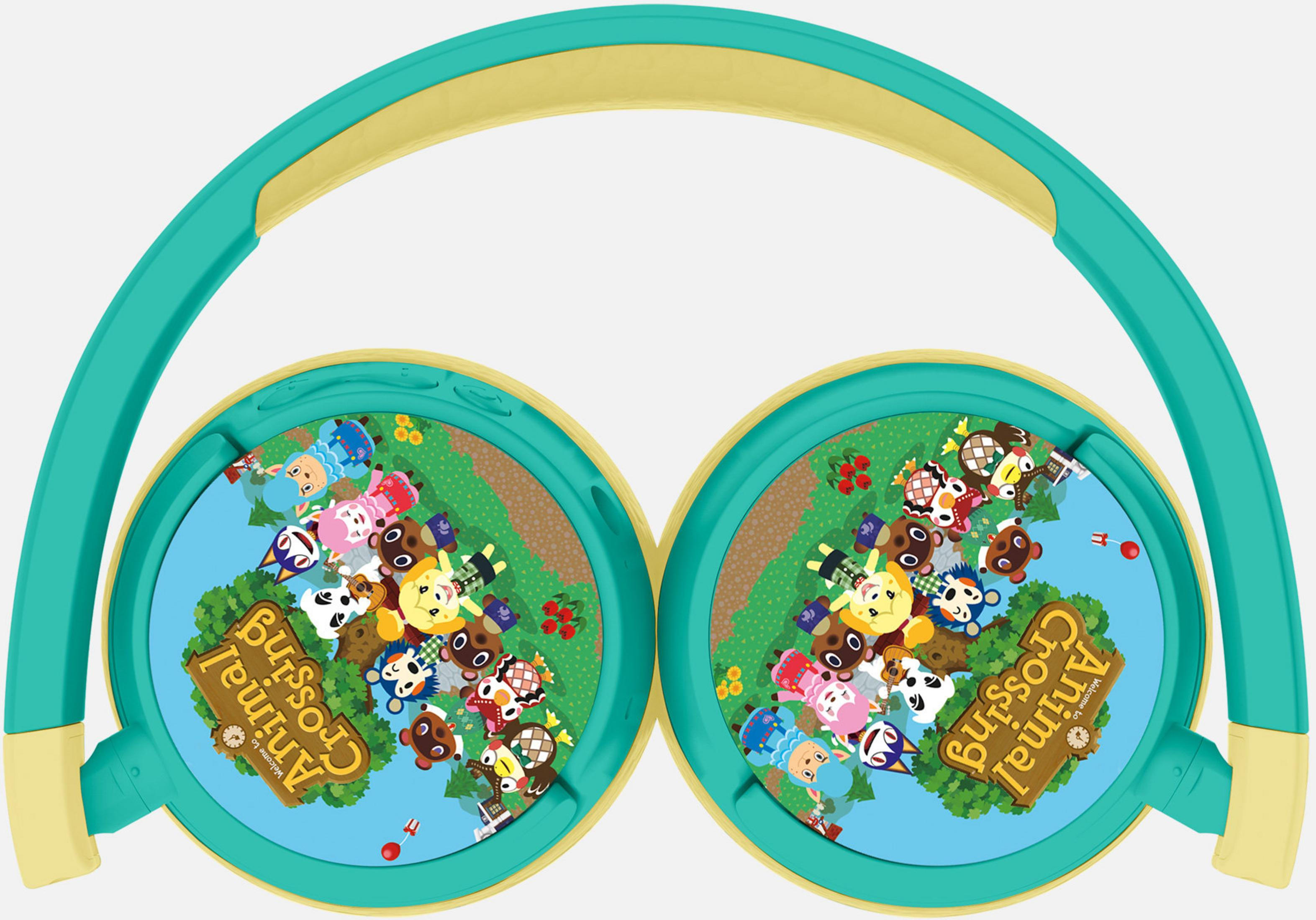 Koptelefoon met Animal Crossing-personages op groen veld onder blauwe lucht.