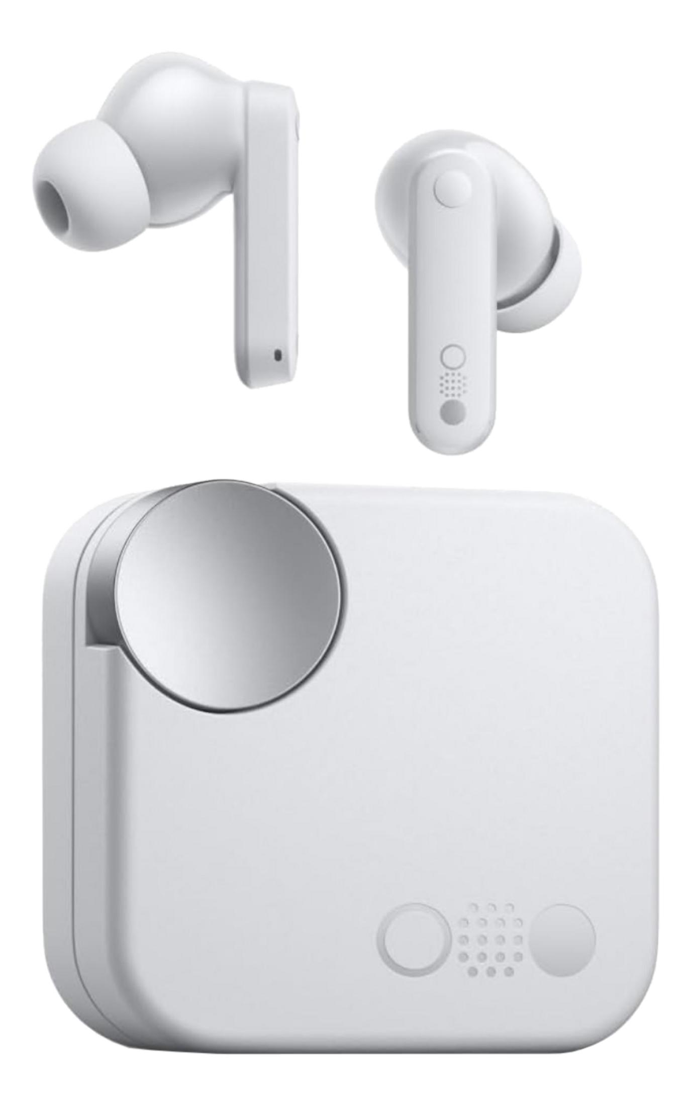 Auricolari wireless bianchi e la loro custodia di ricarica su sfondo bianco.