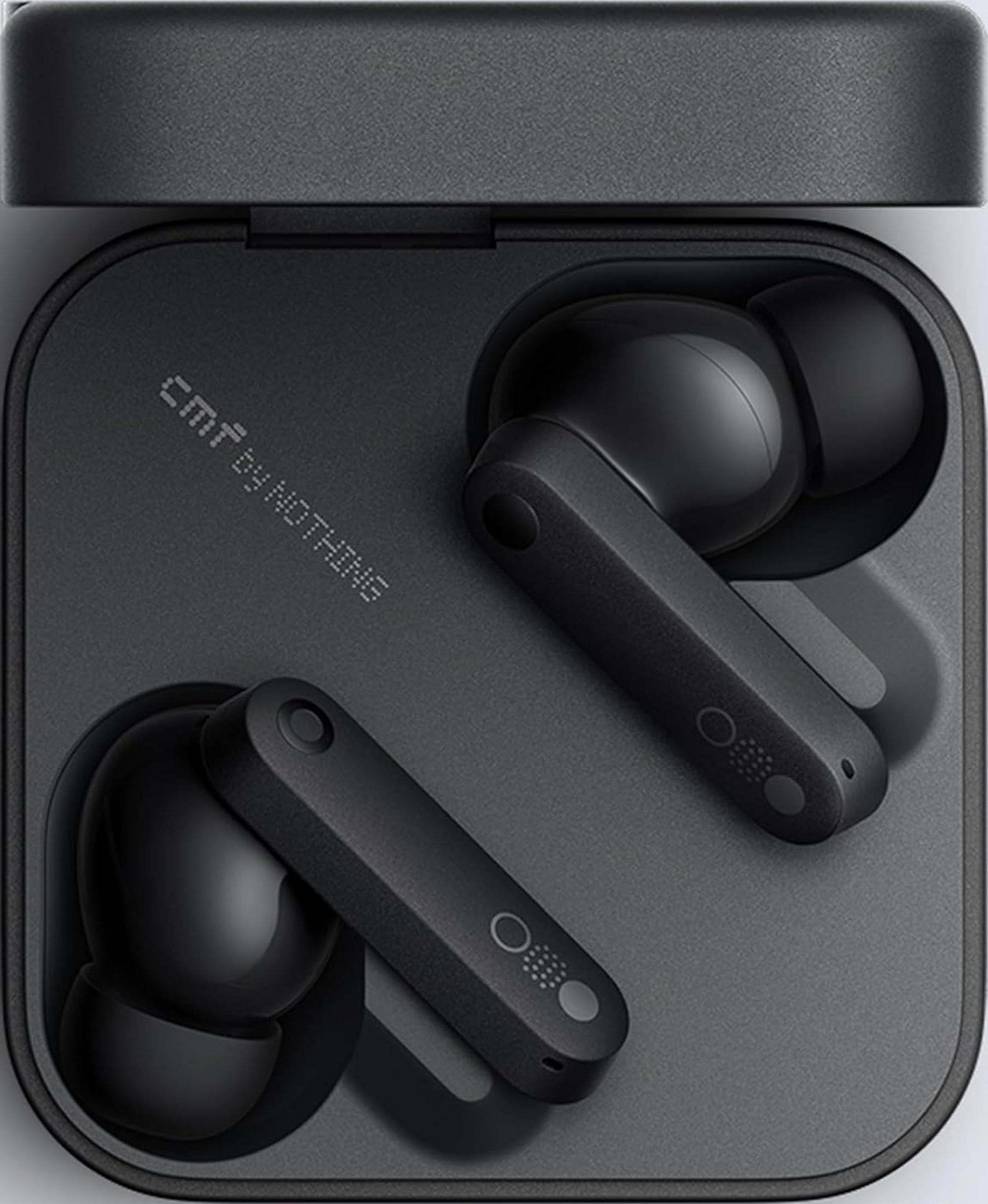 Auricolari wireless neri in una custodia di ricarica con testo "cmf by NOTHING".