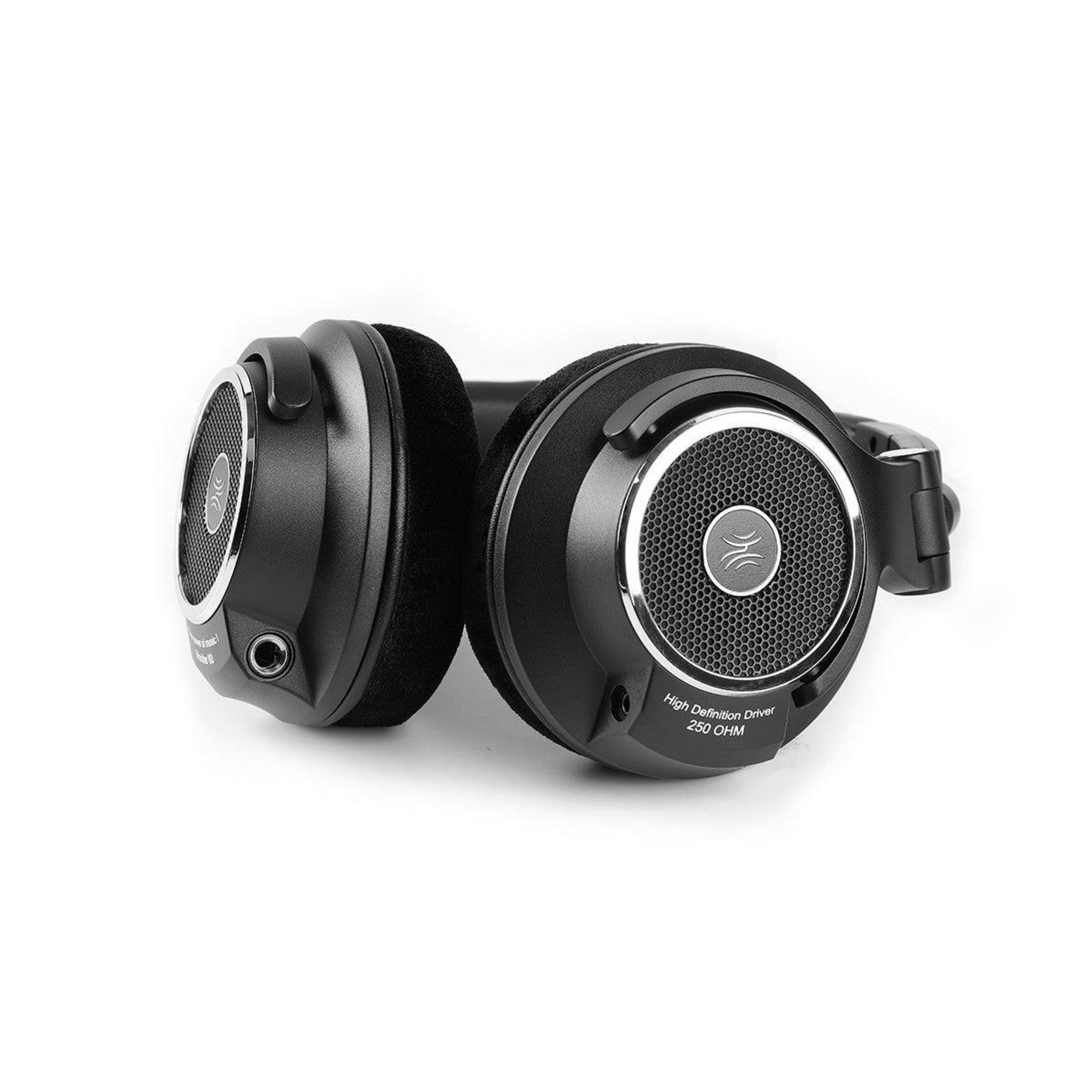 Zwarte over-ear koptelefoon met zilveren accenten en een gaaspatroon.