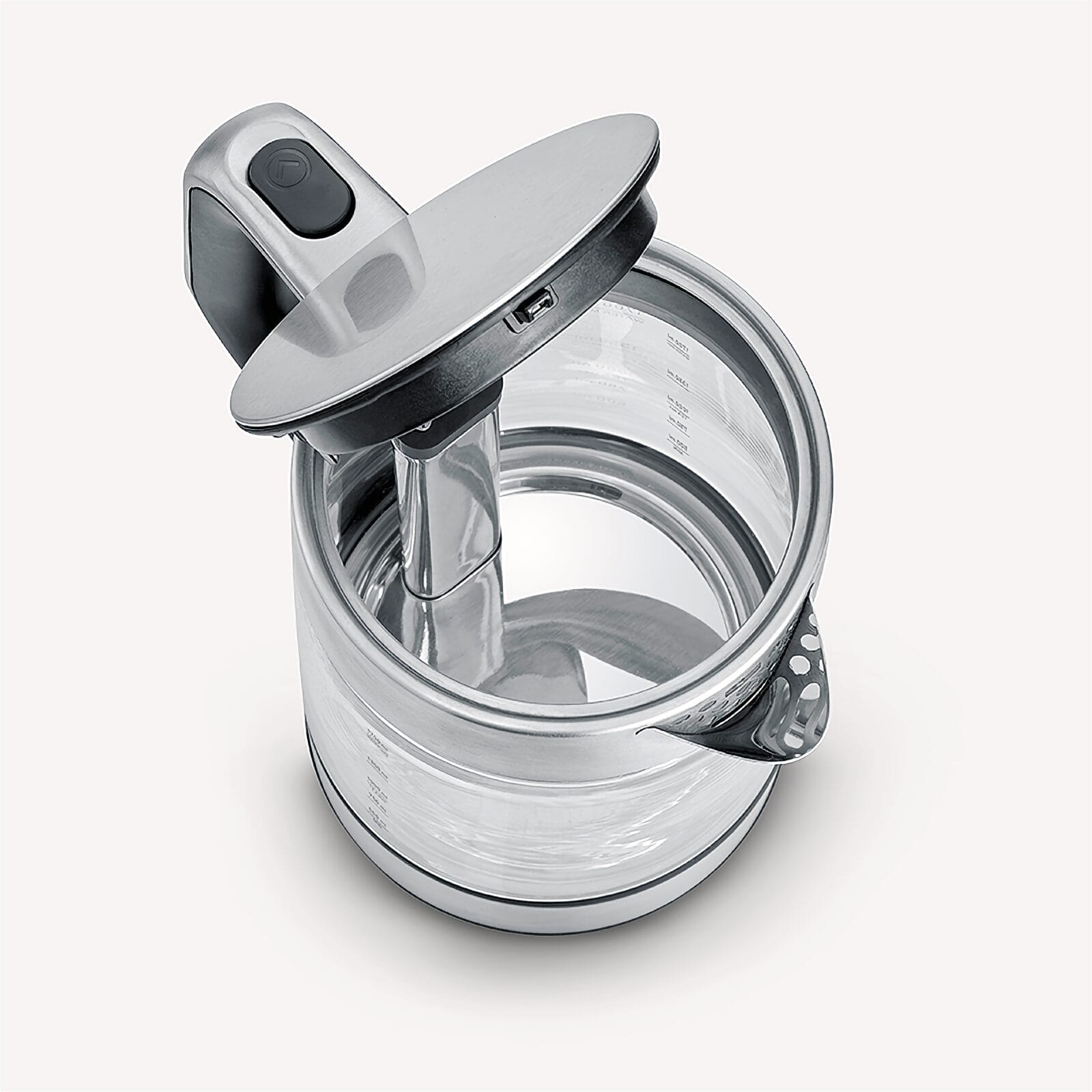 Przezroczysty czajnik z otwartą pokrywą i metalowym uchwytem, zbliżenie.