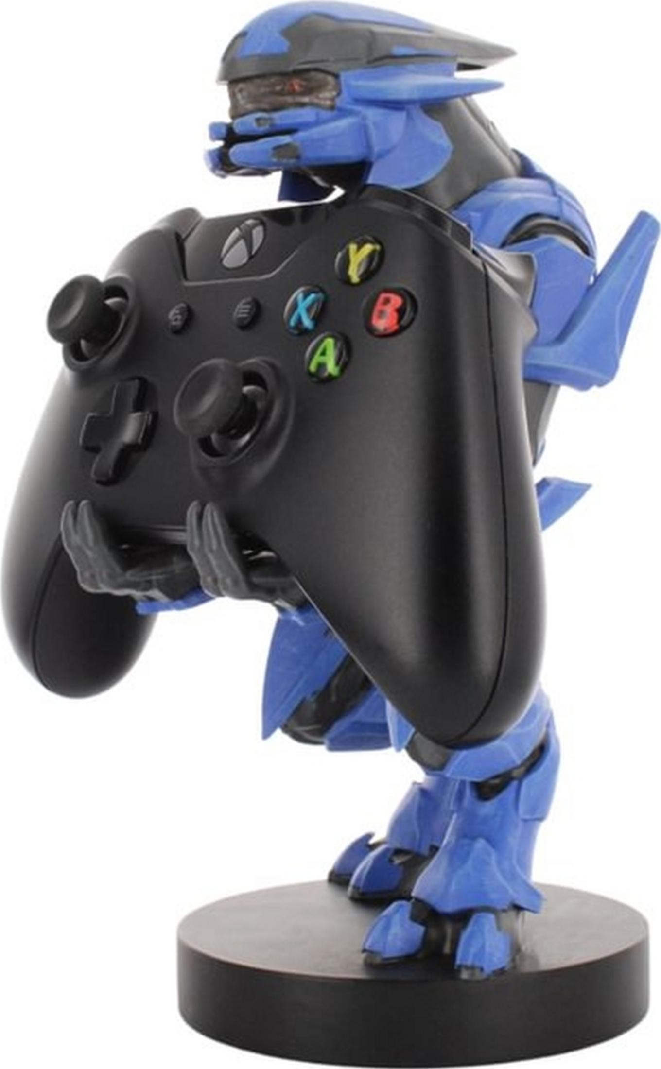 Blauer Halo-Charakter hält einen schwarzen Xbox-Controller auf einem schwarzen Ständer.