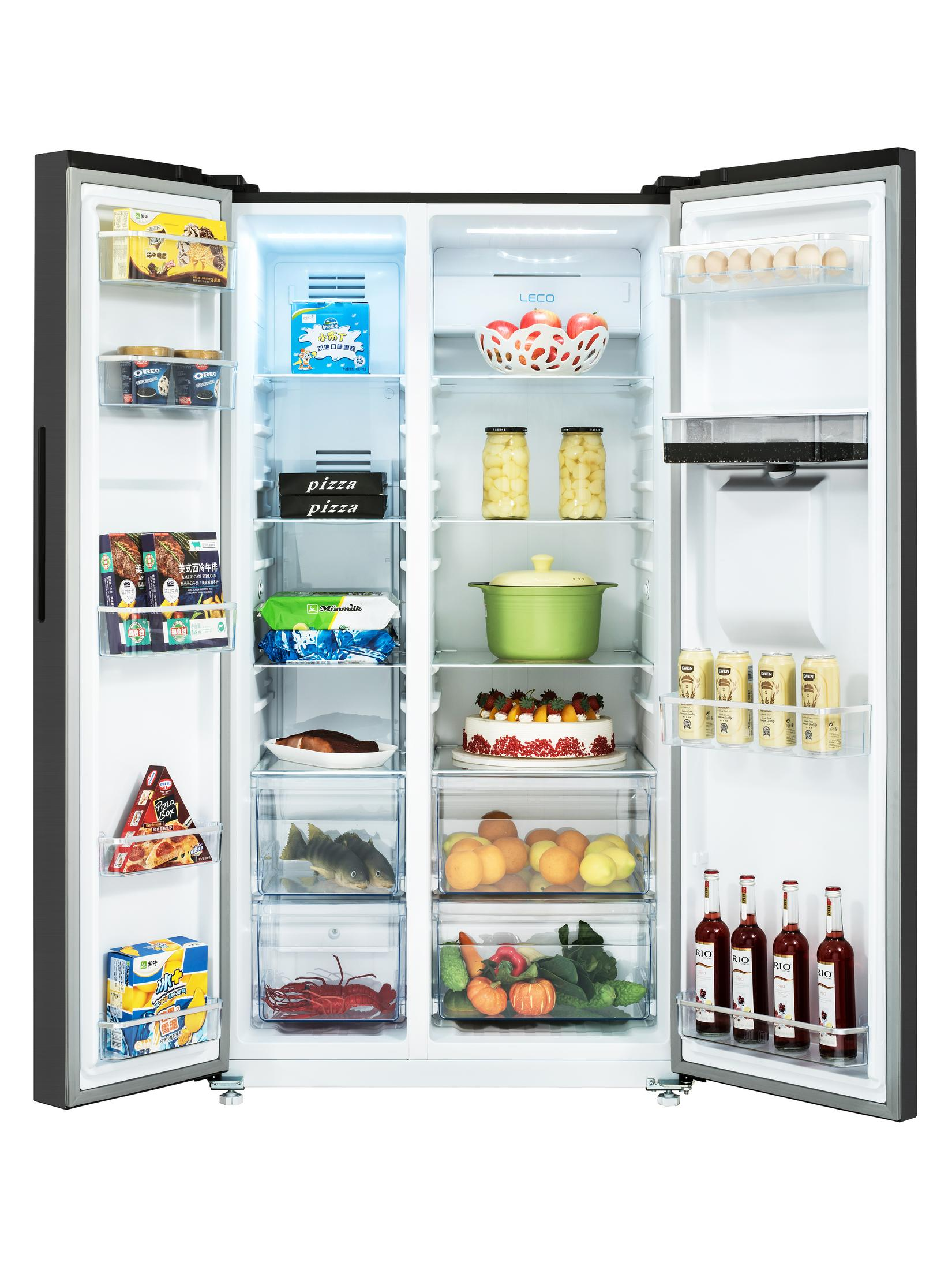 Un refrigerador abierto abastecido con alimentos como frutas, verduras, pastel, carne, pescado y bebidas.