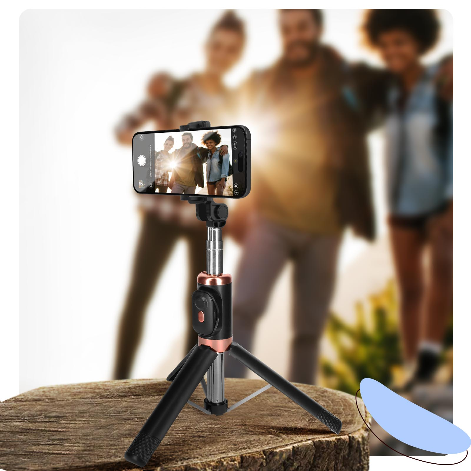 Un selfie stick con treppiede che tiene uno smartphone che mostra un gruppo di amici.