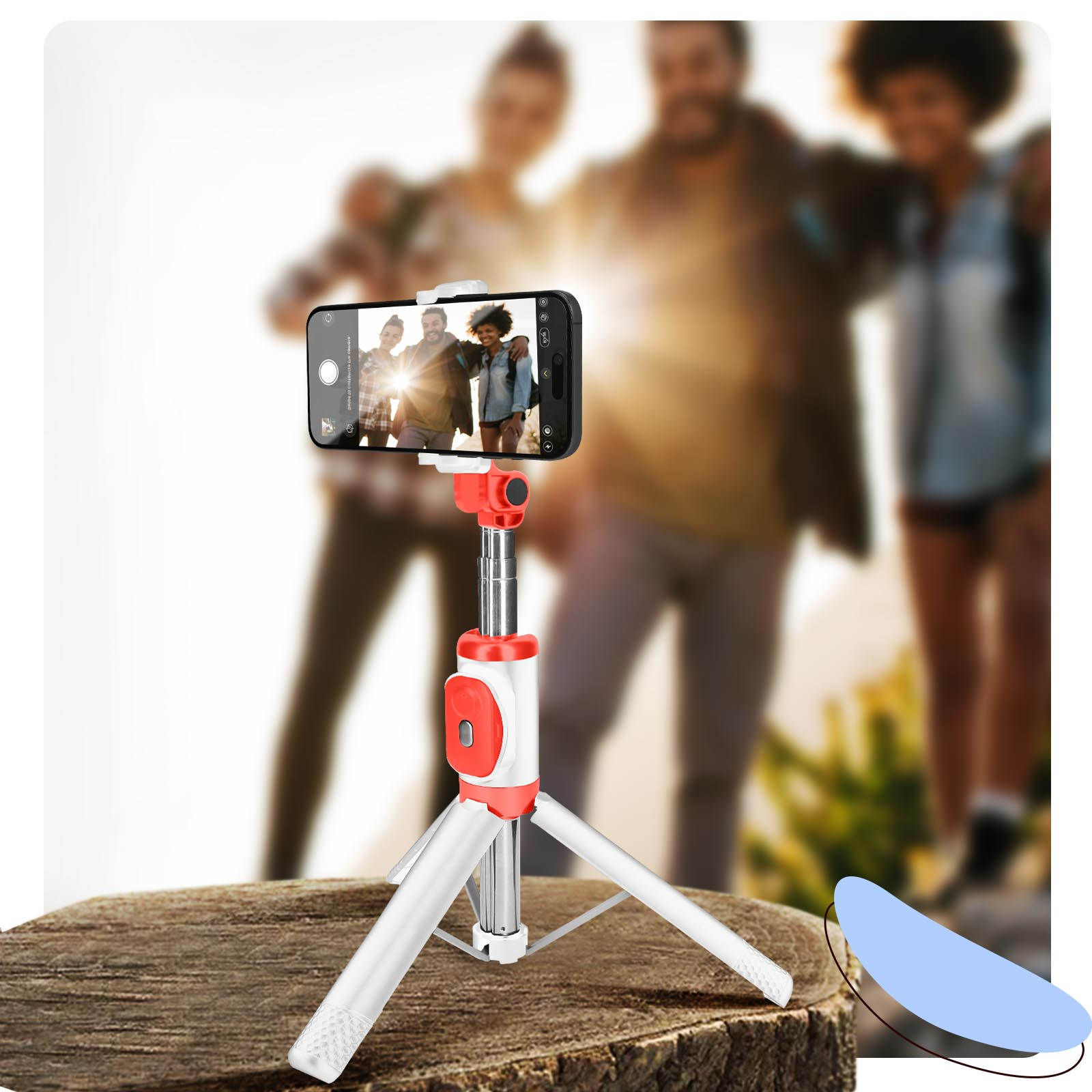 Un selfie stick bianco e rosso con un telefono che mostra quattro amici.