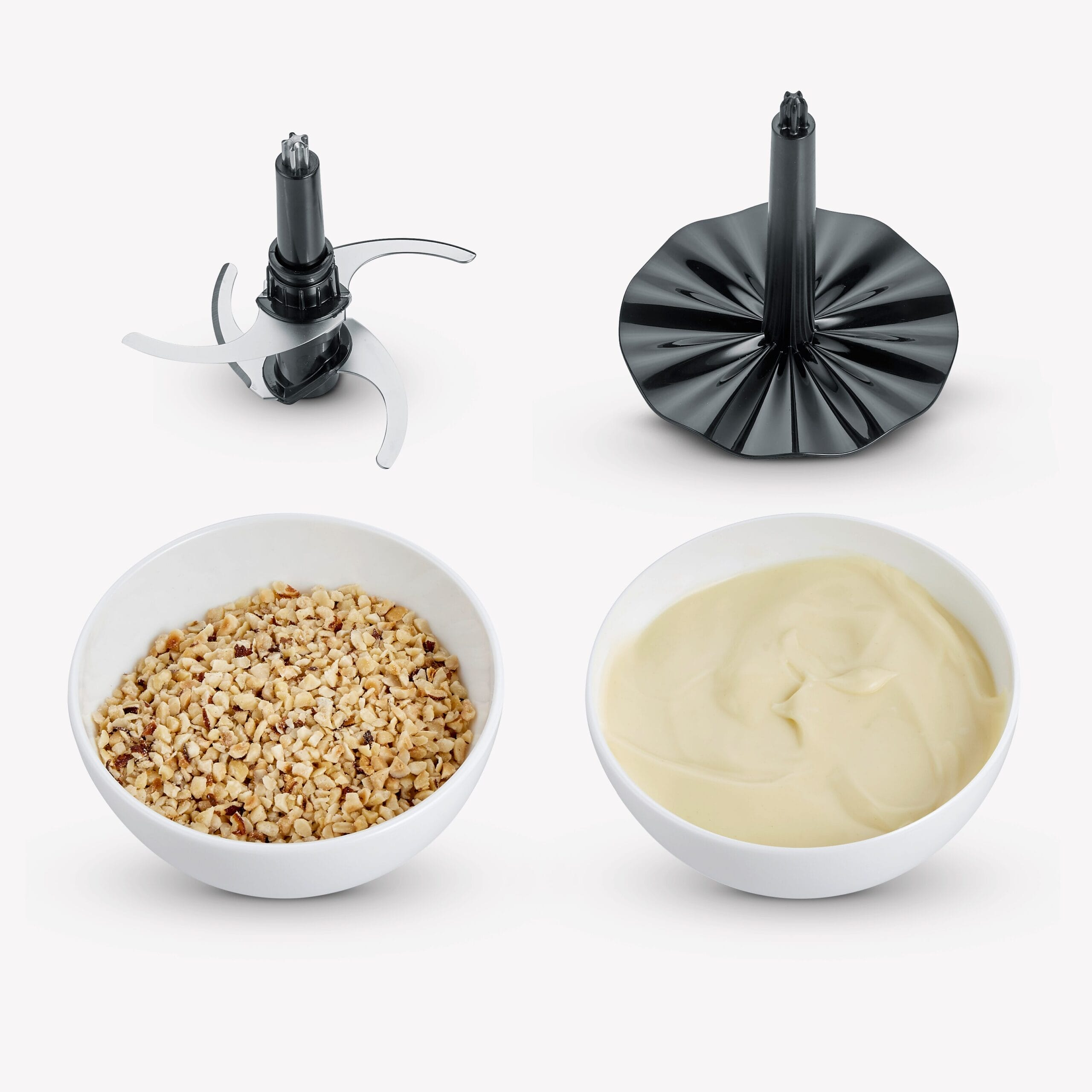 Küchenmaschinenaufsätze und Schüsseln mit gehackten Nüssen und Creme.